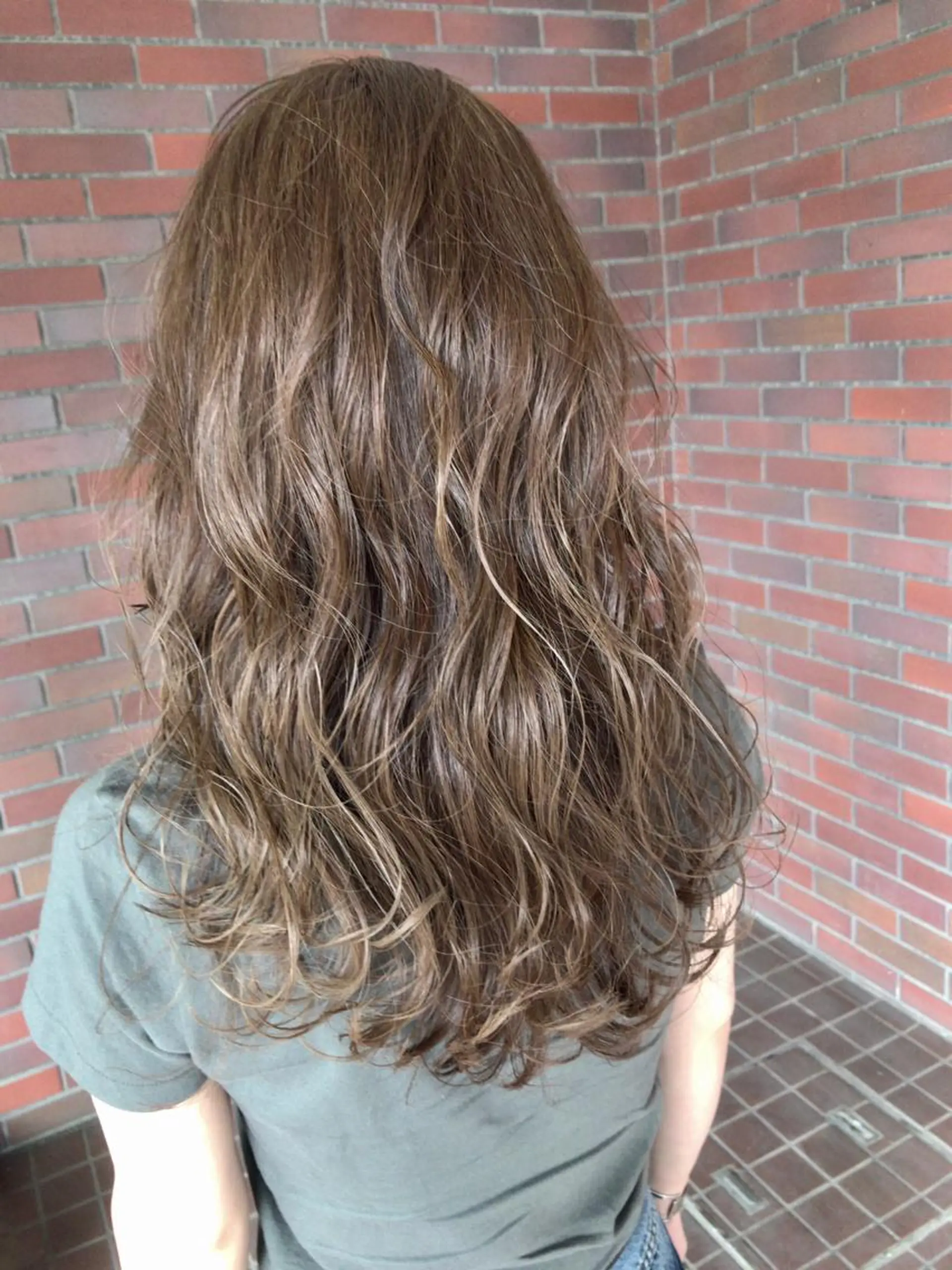 セミロング カラー グレージュ ハイライトカラー ハイライト ヘアカラー レイヤーカット匠 イソザキノリユキのヘアスタイル