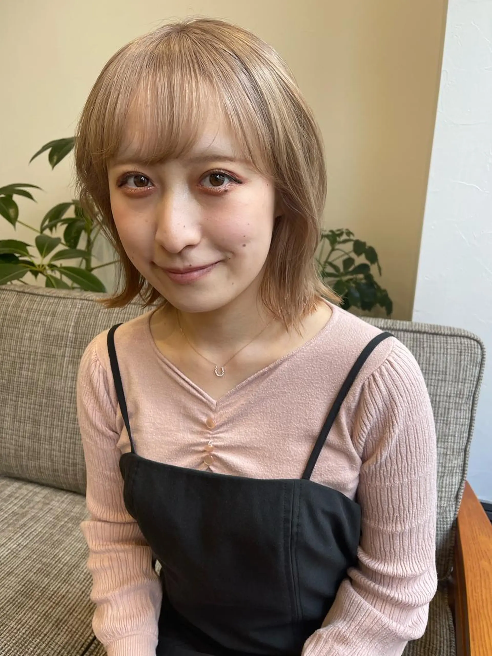 ミディアム カラー 💓パーマ，💗 レイヤーカットのヘアスタイル