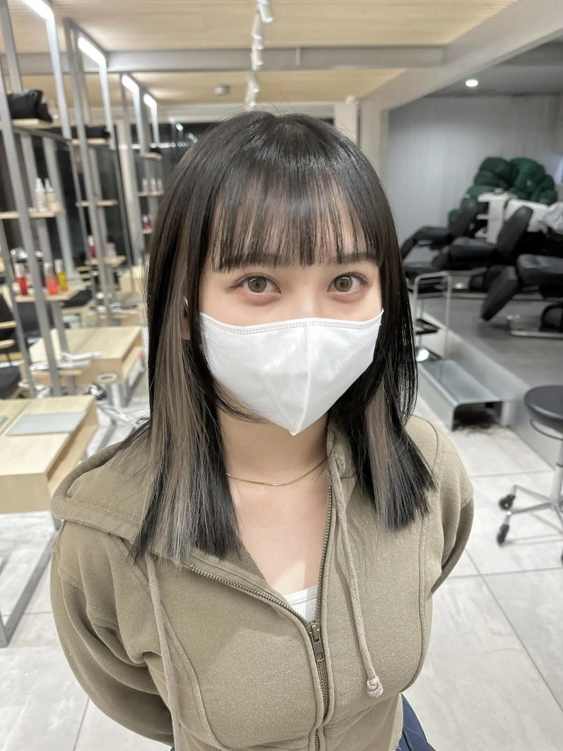 ミディアム カラー レイヤーカット 透明感カラーのヘアスタイル