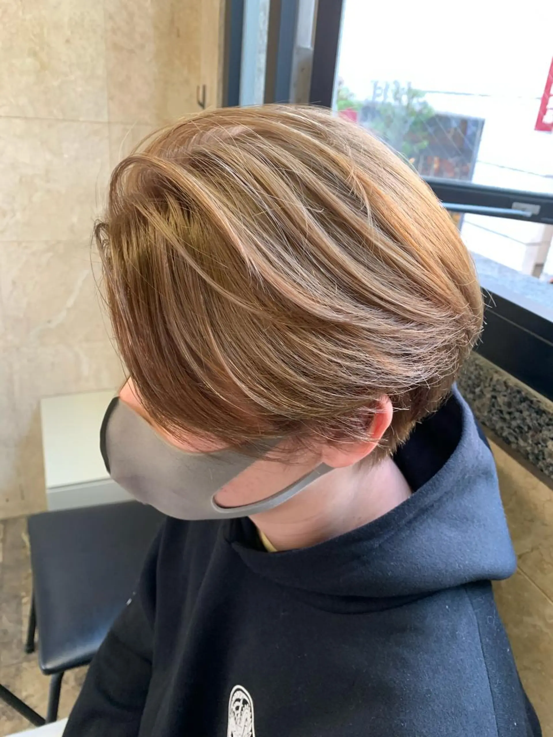 ショート カラー ヘアアレンジ メンズ ブロンド 外国人風カラー 🌟小顔レイヤー× 赤み消し透明感カラーのヘアスタイル