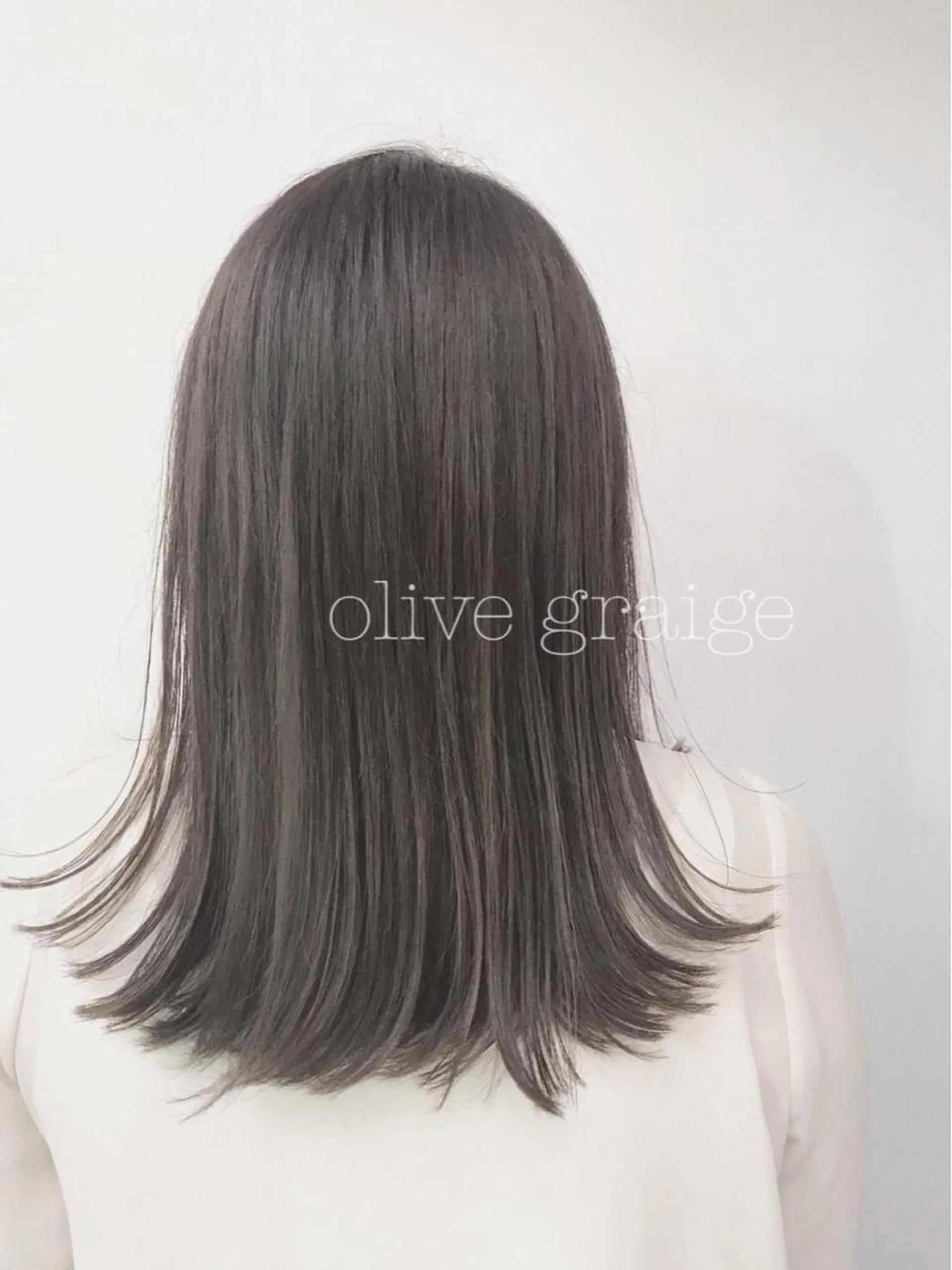 ミディアム カラー ぱつっとボブ/ 小野あかねのヘアスタイル