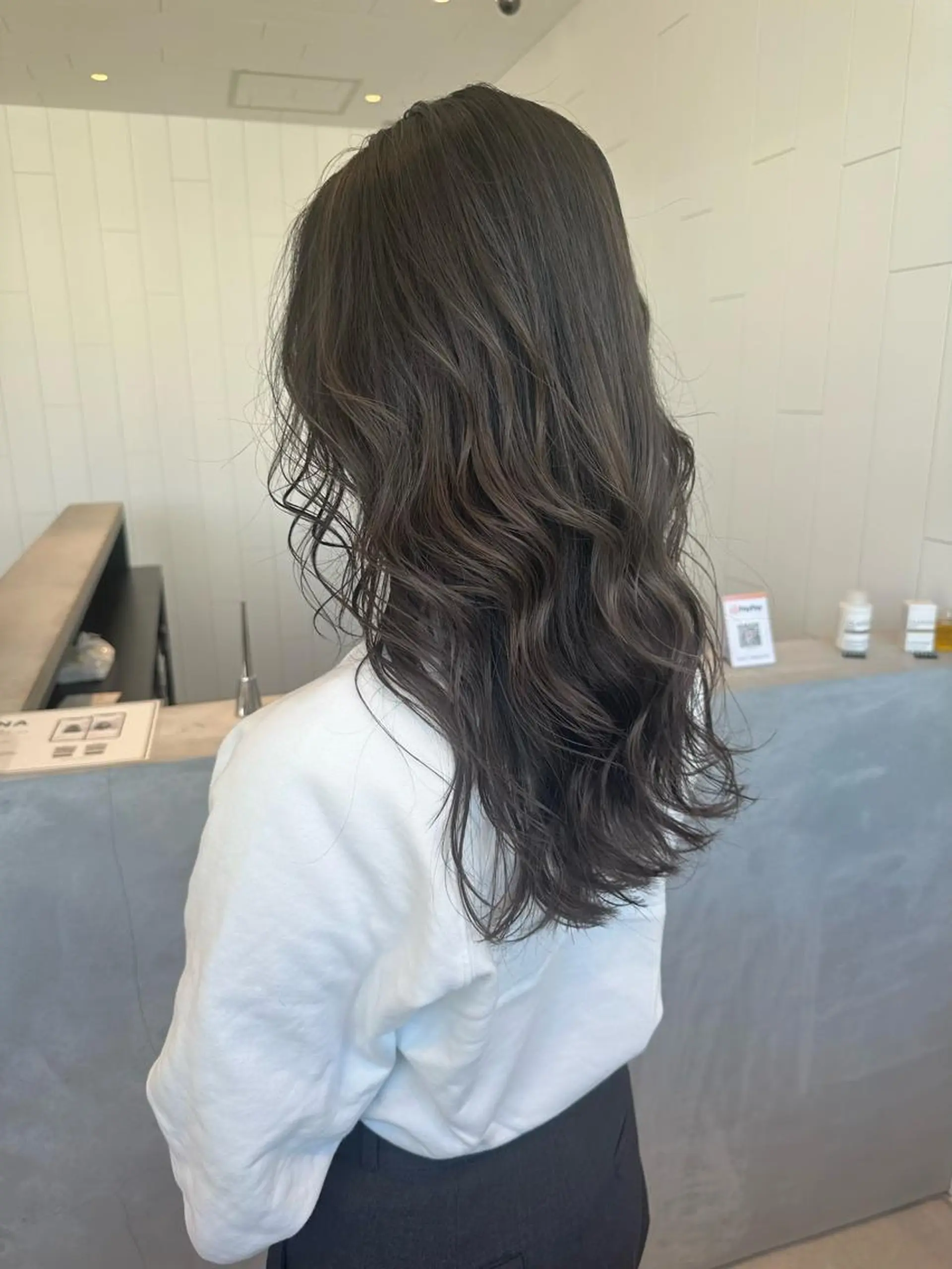 ミディアム カラー ブリーチ グレージュ ハイライトカラー ハイライト 大人上品特化 レイヤー🇺🇸山村のヘアスタイル