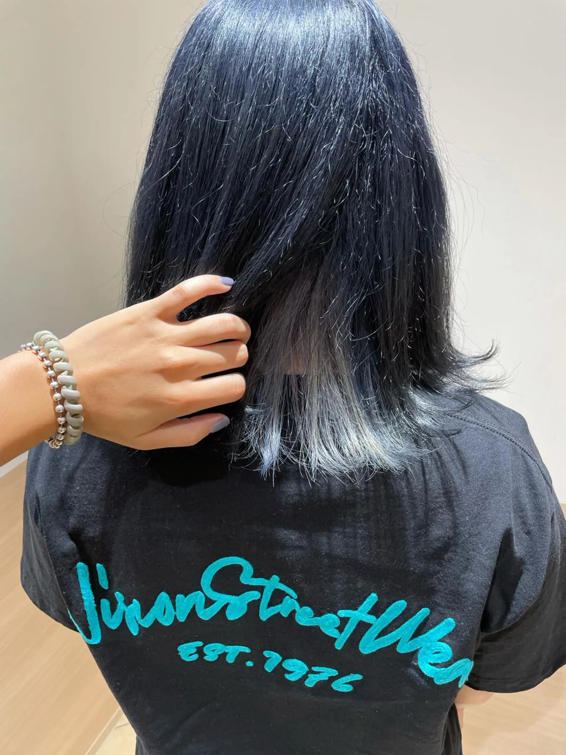 ミディアム カラー ベージュカラー ブリーチ ブルーカラー ハイトーンカラー インナーカラー カット ヘアカラー 天野 瑠真のヘアスタイル