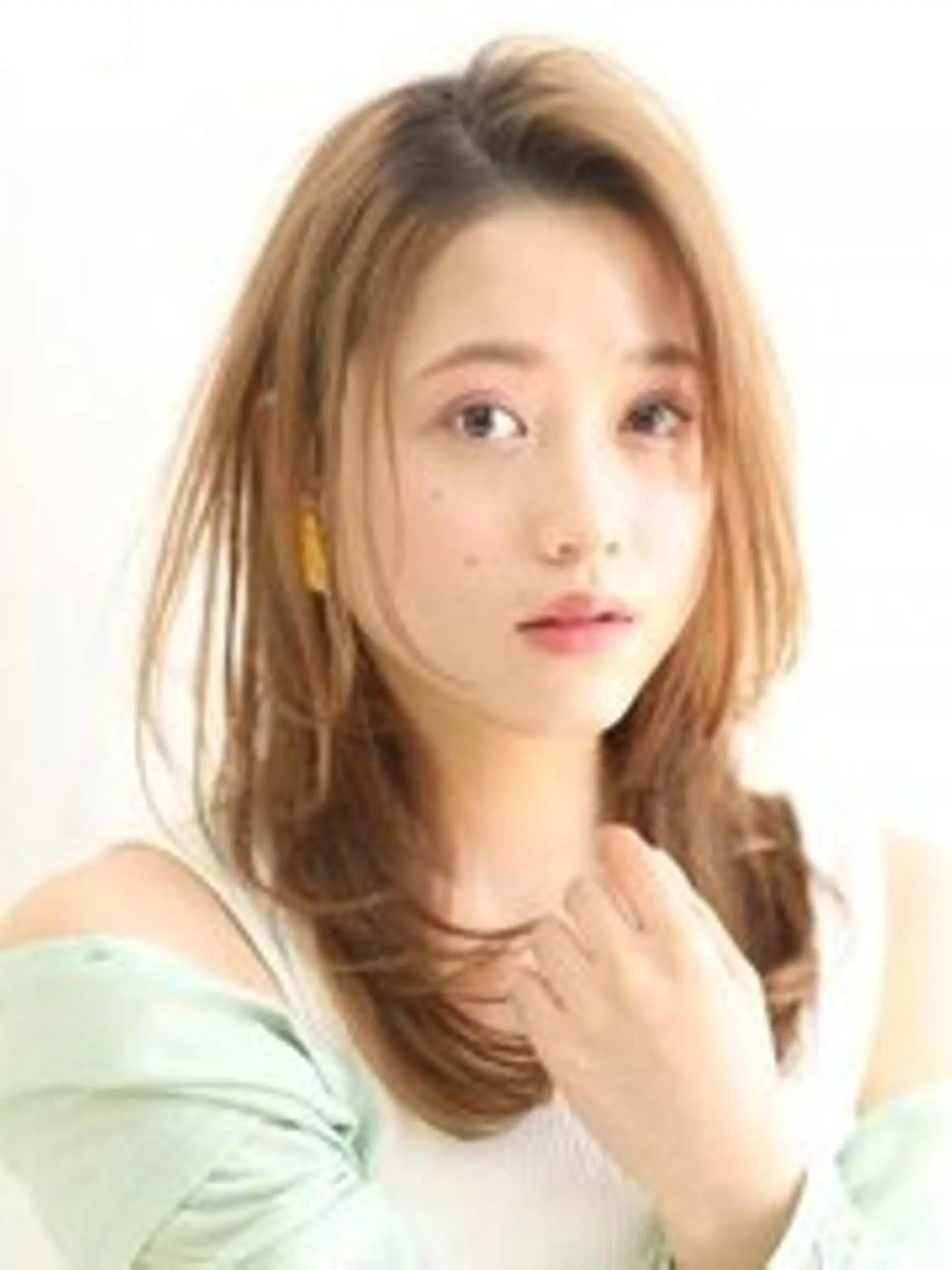 セミロング カラー ブリーチ 透明感カラー ダブルカラー ブリーチなしカラー レイヤーカット アース越谷 レイクタウン店のヘアスタイル