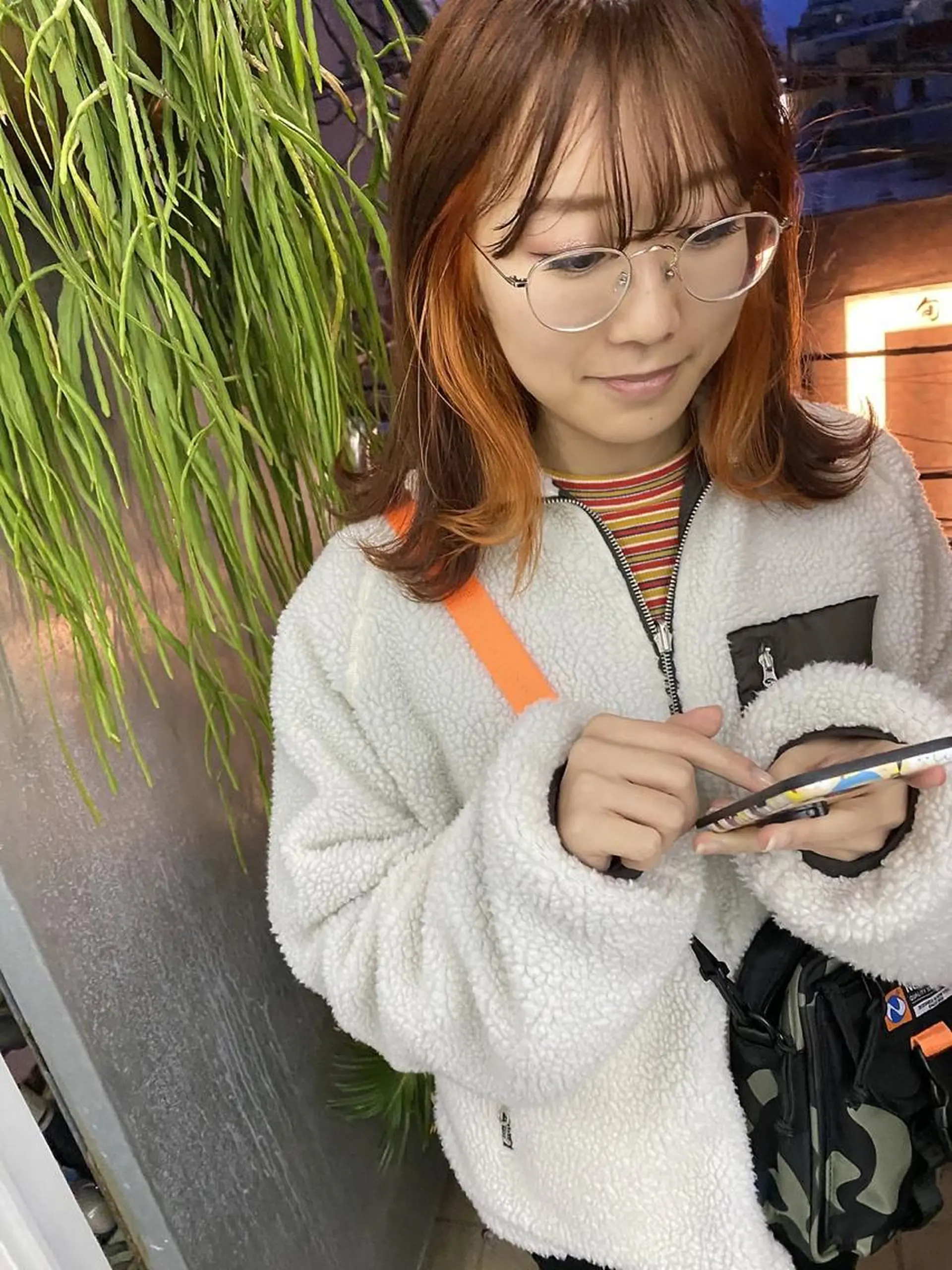 ミディアム カラー インナーカラー オレンジ qiie リタッチ 黒染め　ワンカラーのヘアスタイル