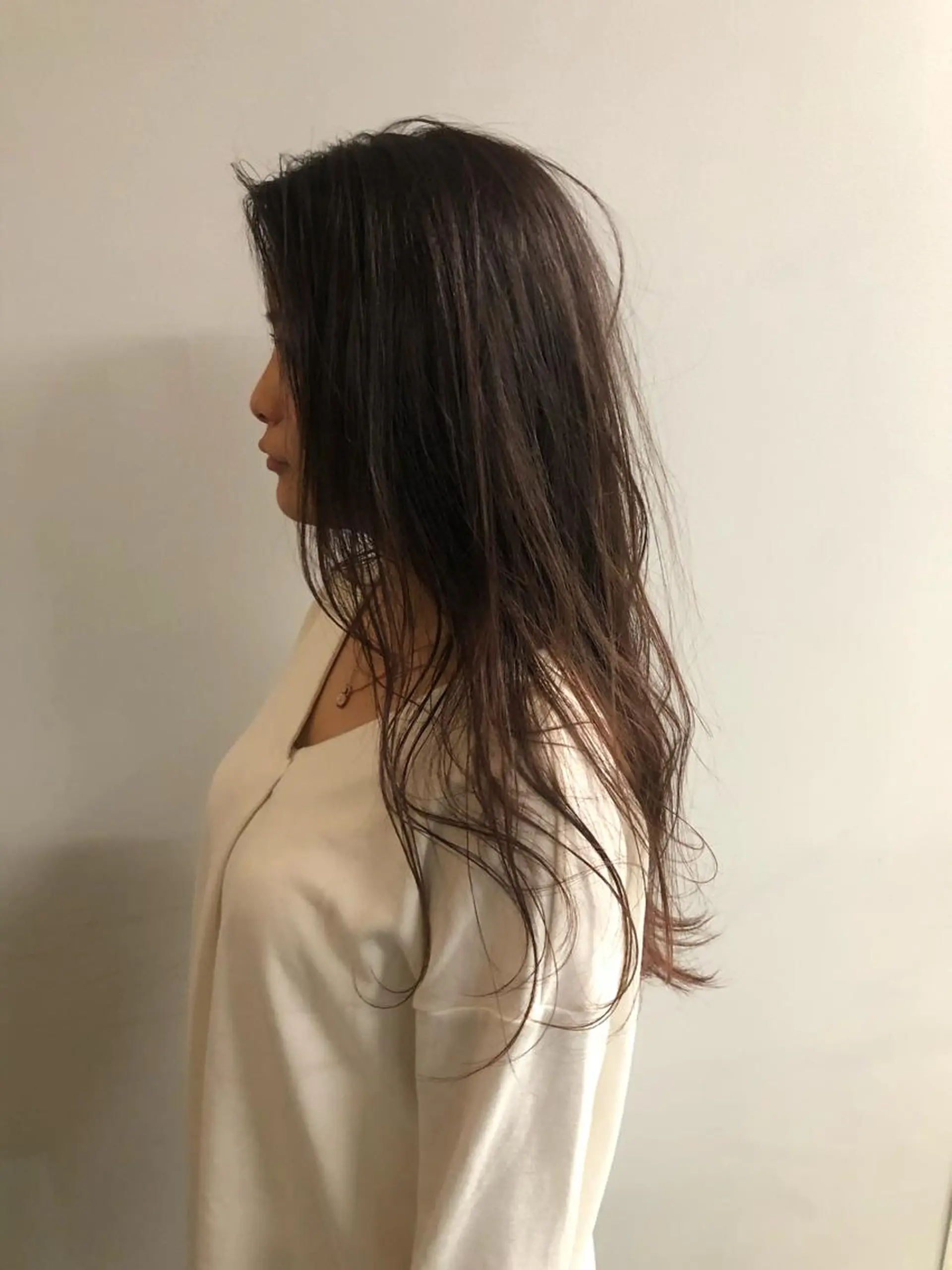 ロング 顔まわりレイヤー デザインカットのヘアスタイル