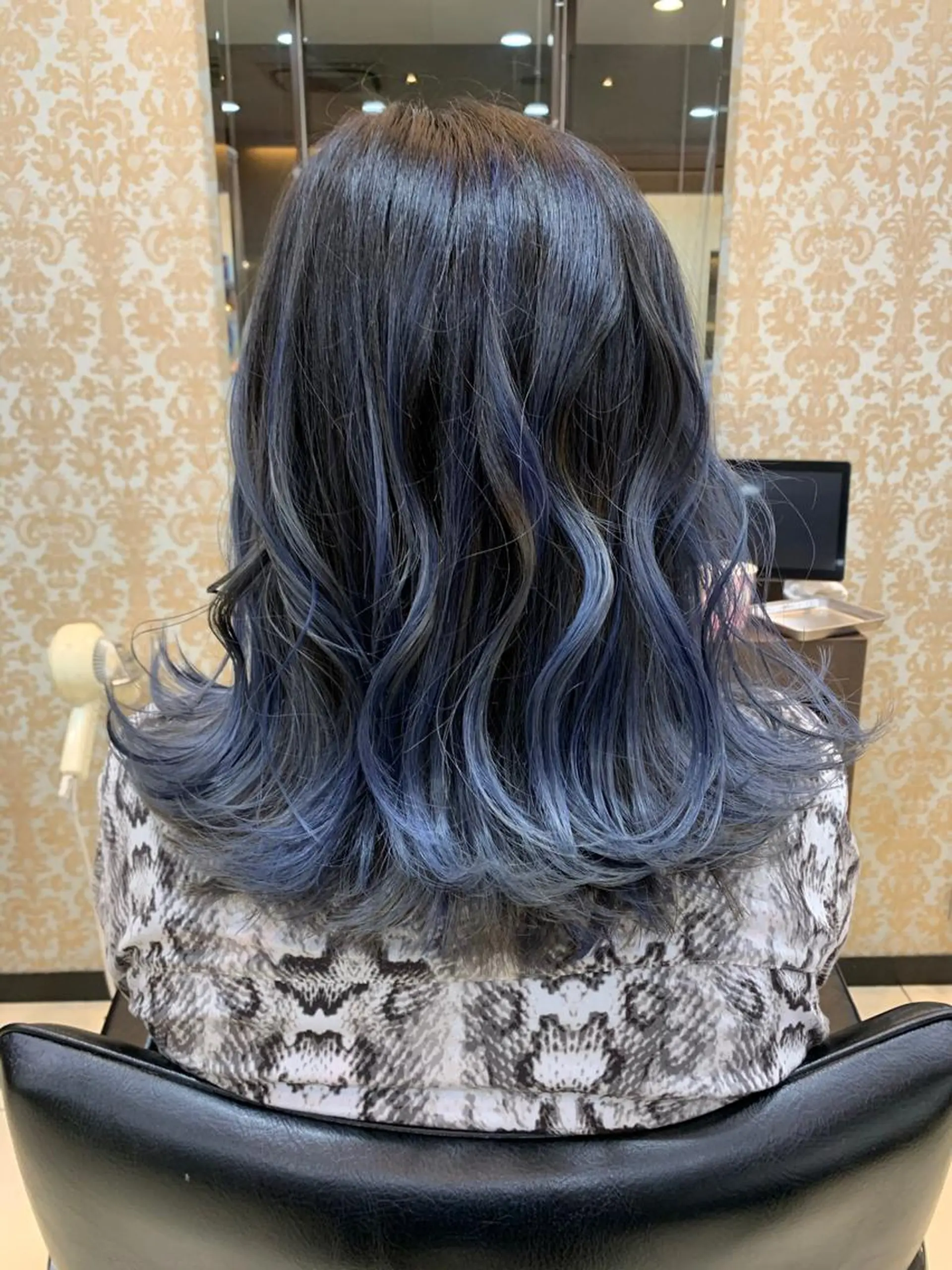 カラー グラデーションカラー ネイビーカラー OPERA 赤塚のヘアスタイル