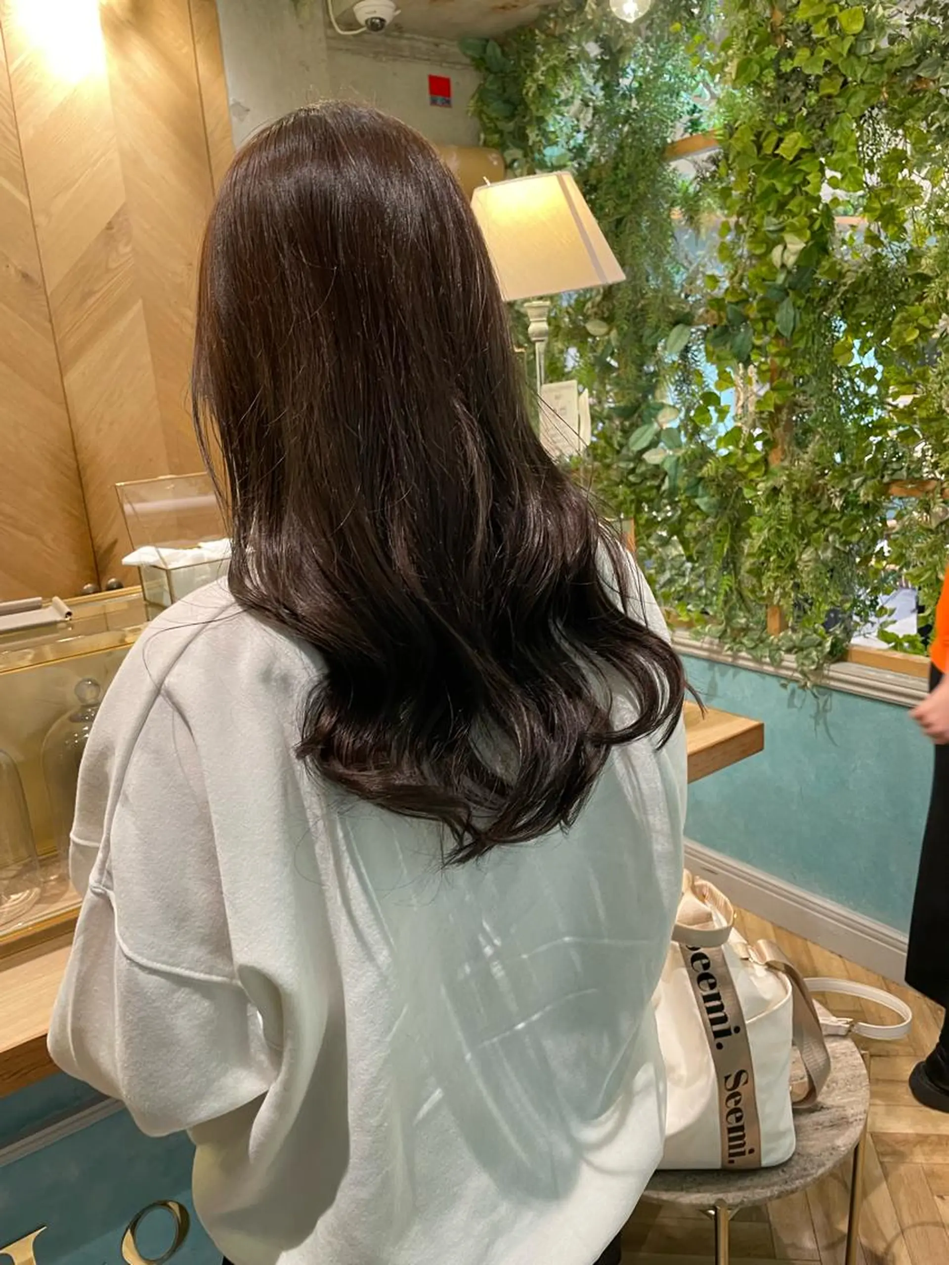 セミロング カット ヘアカラー トリートメント 山本翔一郎 韓国顔周りレイヤーのヘアスタイル