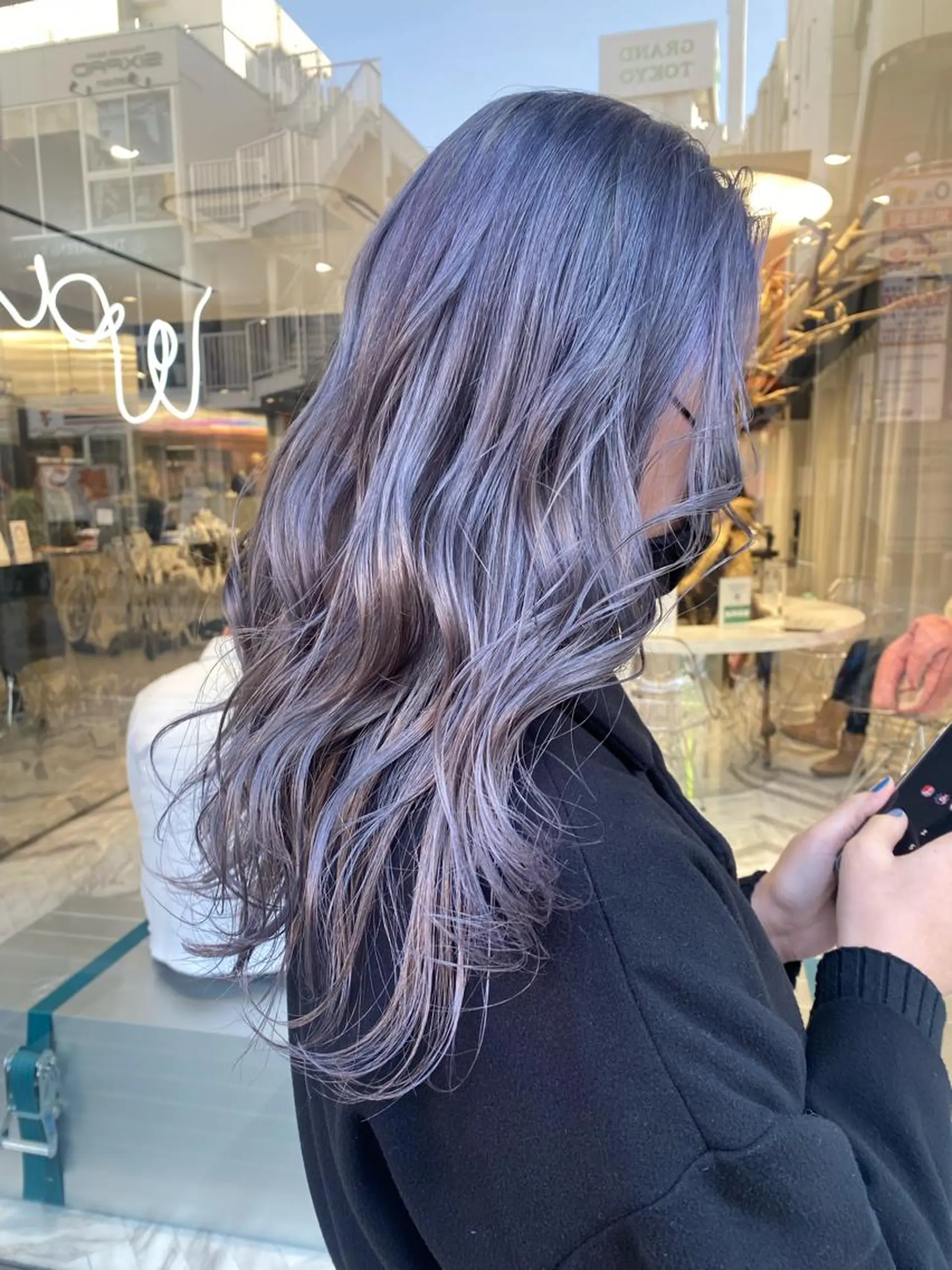 ロング カラー パーマ ヘアアレンジ メンズ キッズ ネイル アイブロウ mana 暖色カラーカットのヘアスタイル