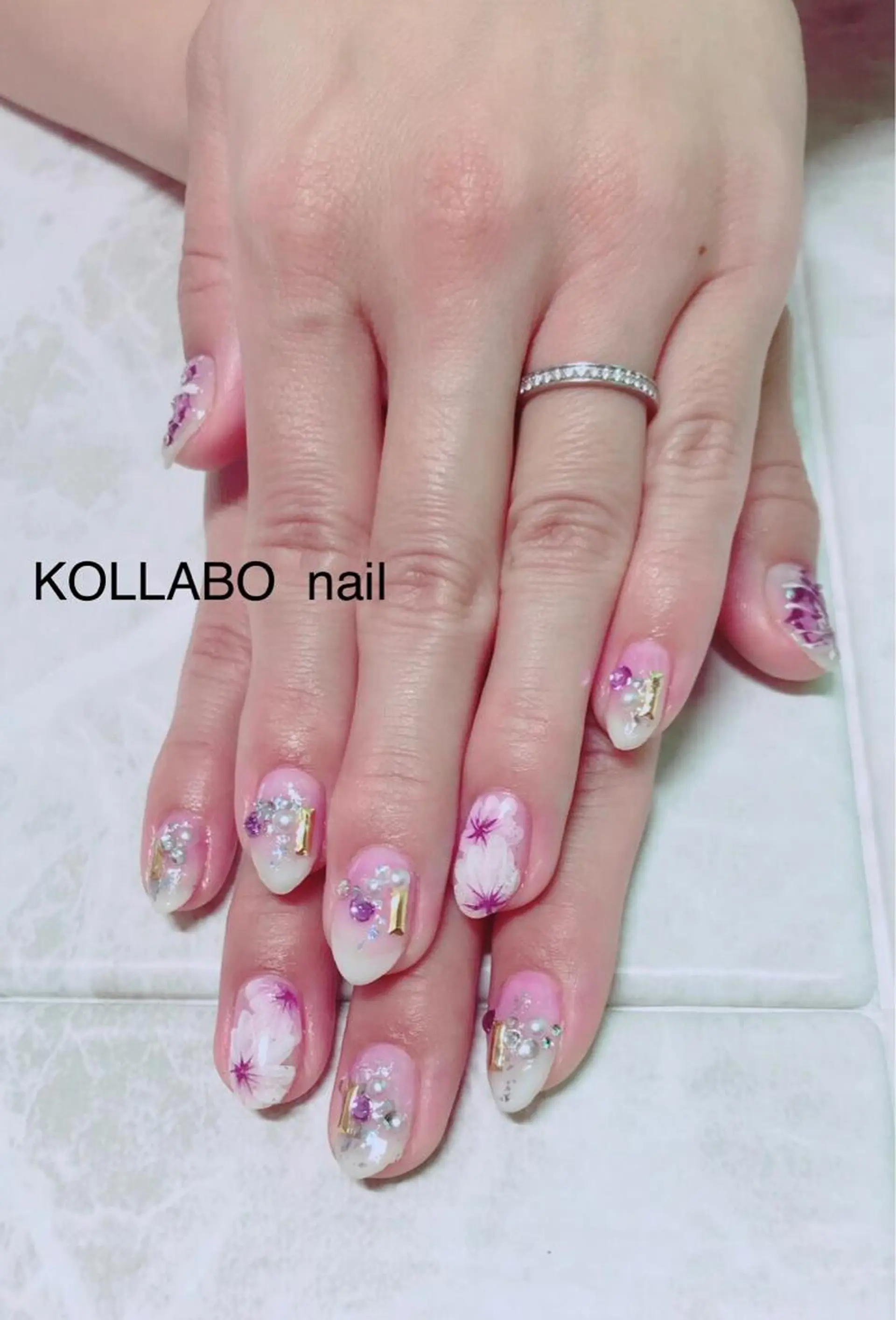 ネイル ホログラムネイル キラキラネイル ニュアンスネイル ピンク ストーンネイル KOLLABO nailのネイルデザイン
