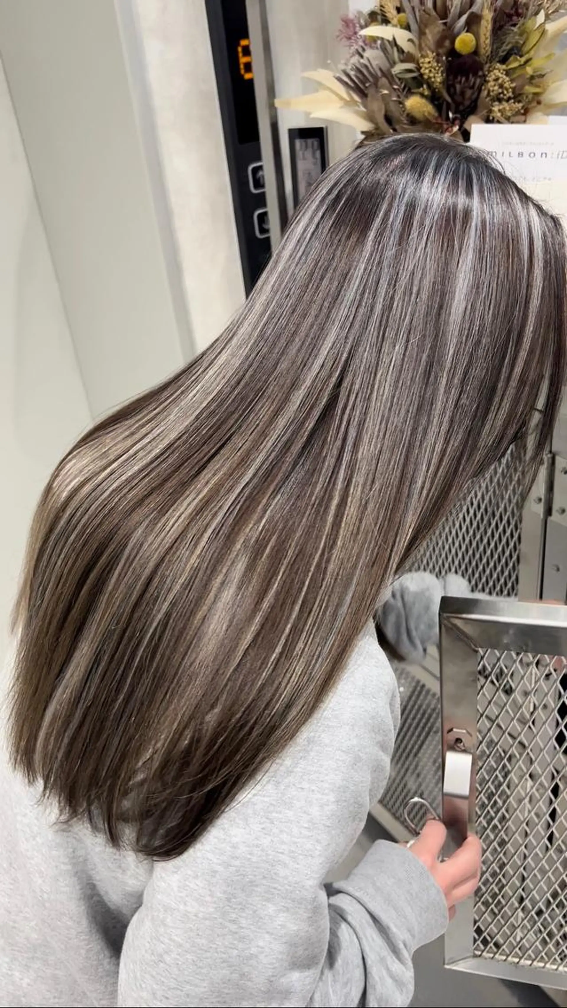 ロング ハイライト レイヤーカット ヘアカラー CARAT堺東 Aujua認定サロンのヘアスタイル