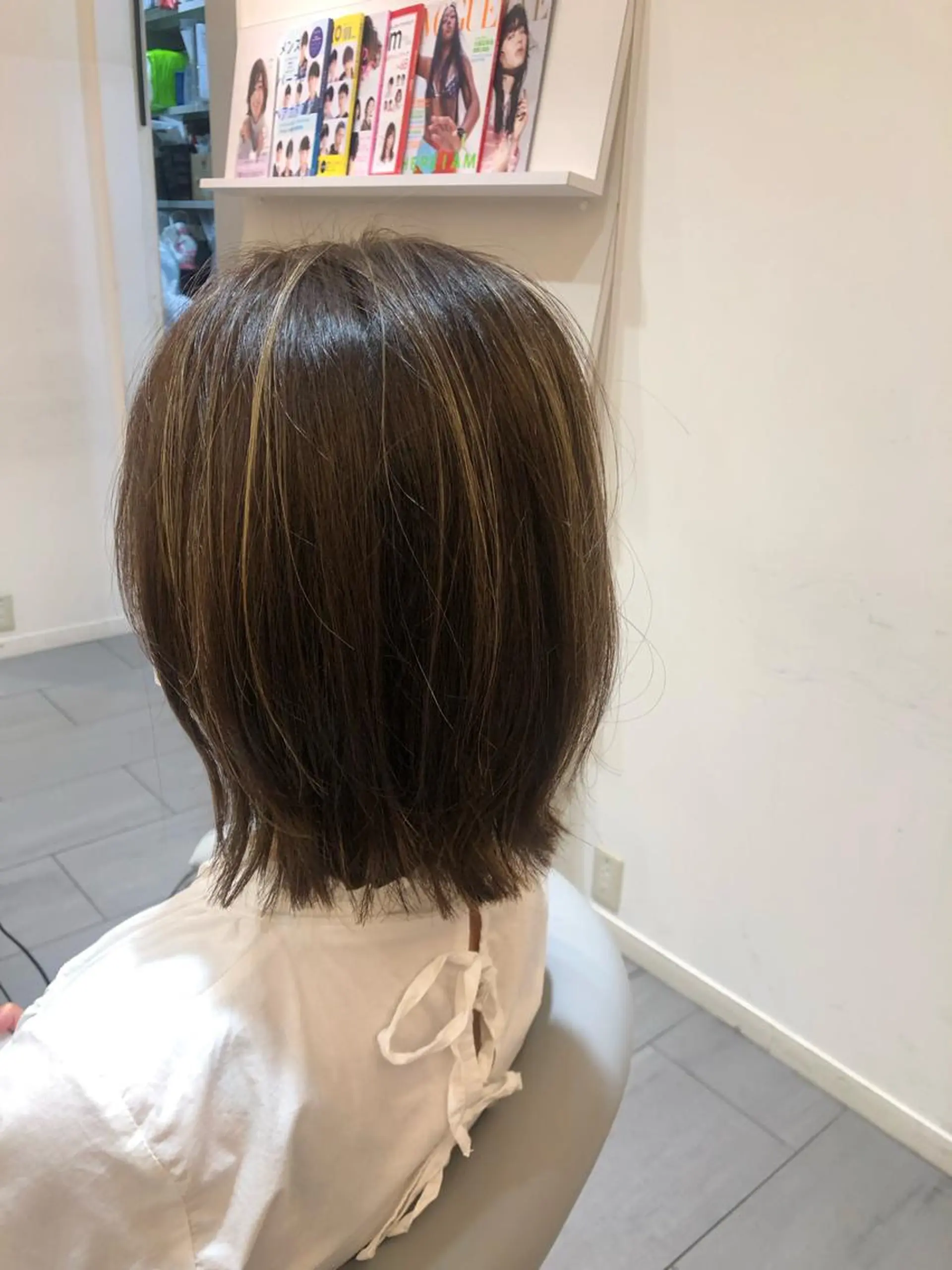 ミディアム ハイライト 外ハネヘア コテ巻きパーマ 阪上 沙織のヘアスタイル