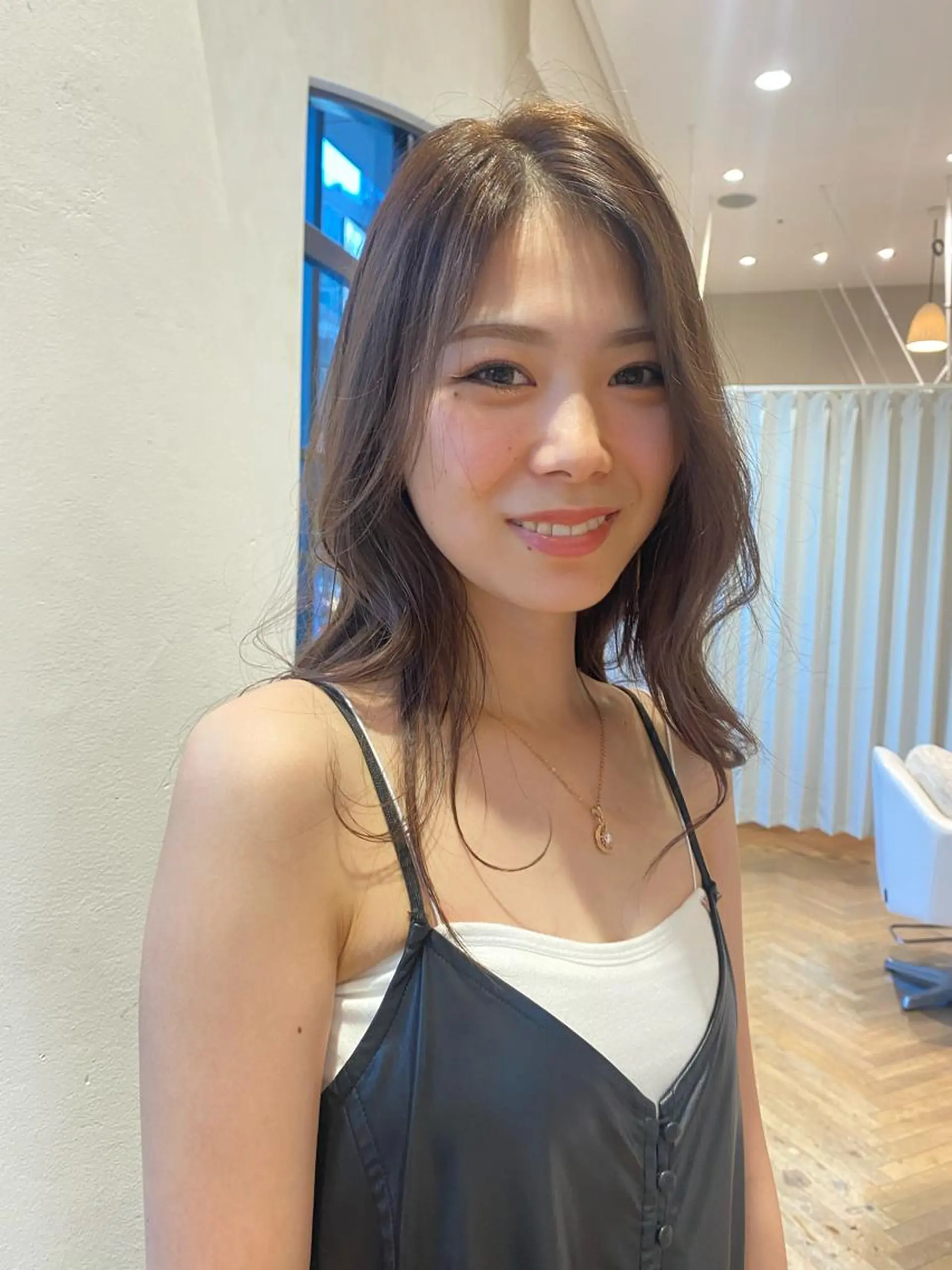 セミロング カラー ブリーチ グレージュ 増井 彩乃のヘアスタイル