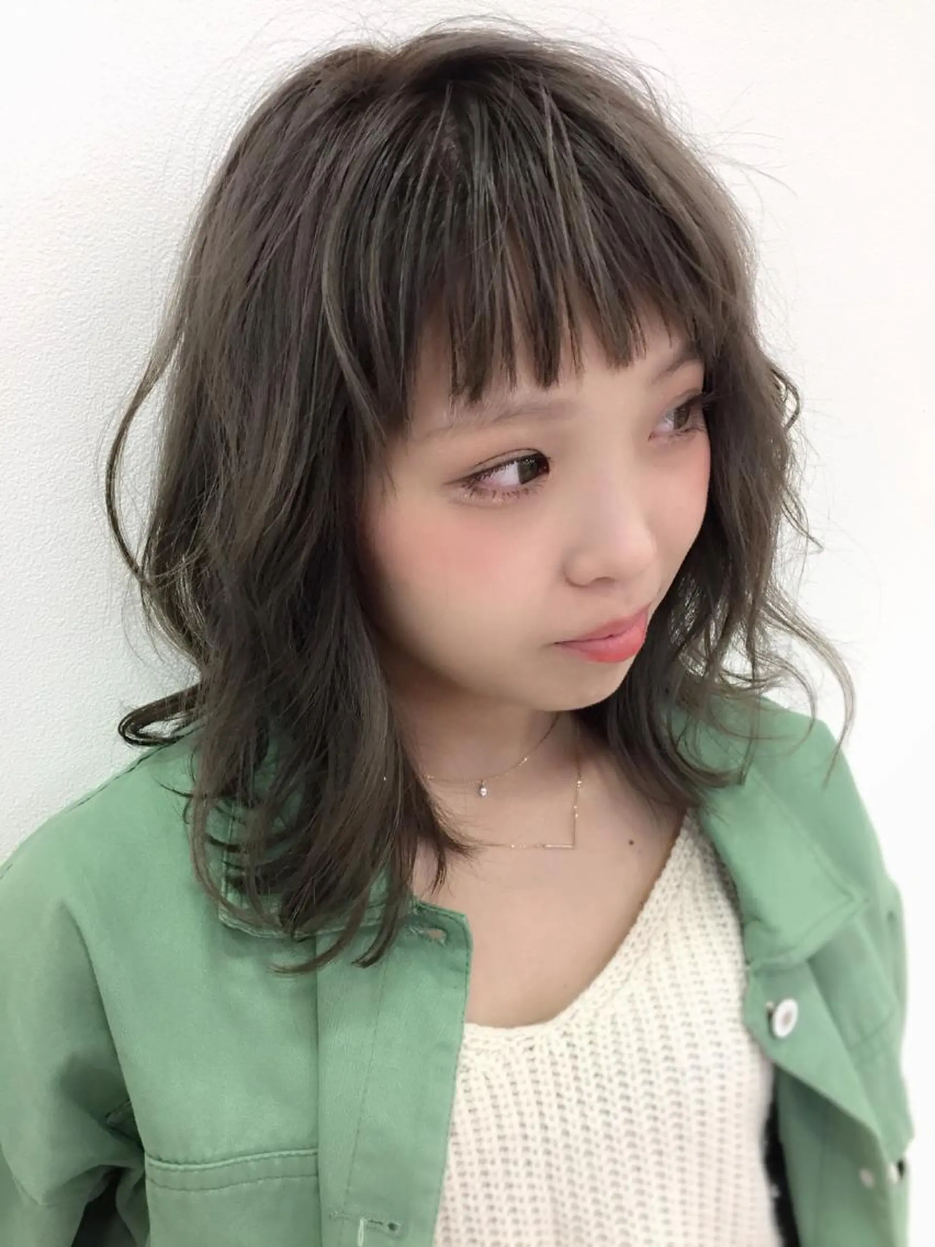 セミロング ハイライト オン眉 ELEN 向ヶ丘遊園のヘアスタイル