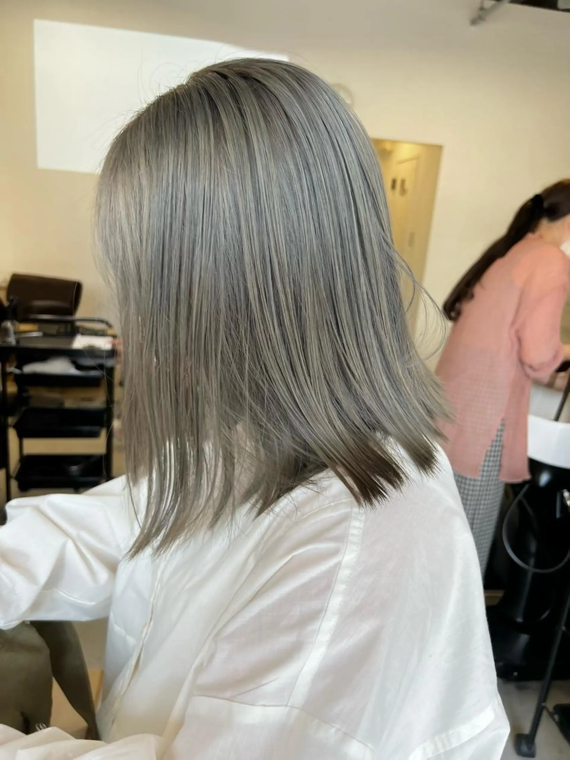 カラー アッシュ ブリーチ 椎葉 みはるのヘアスタイル