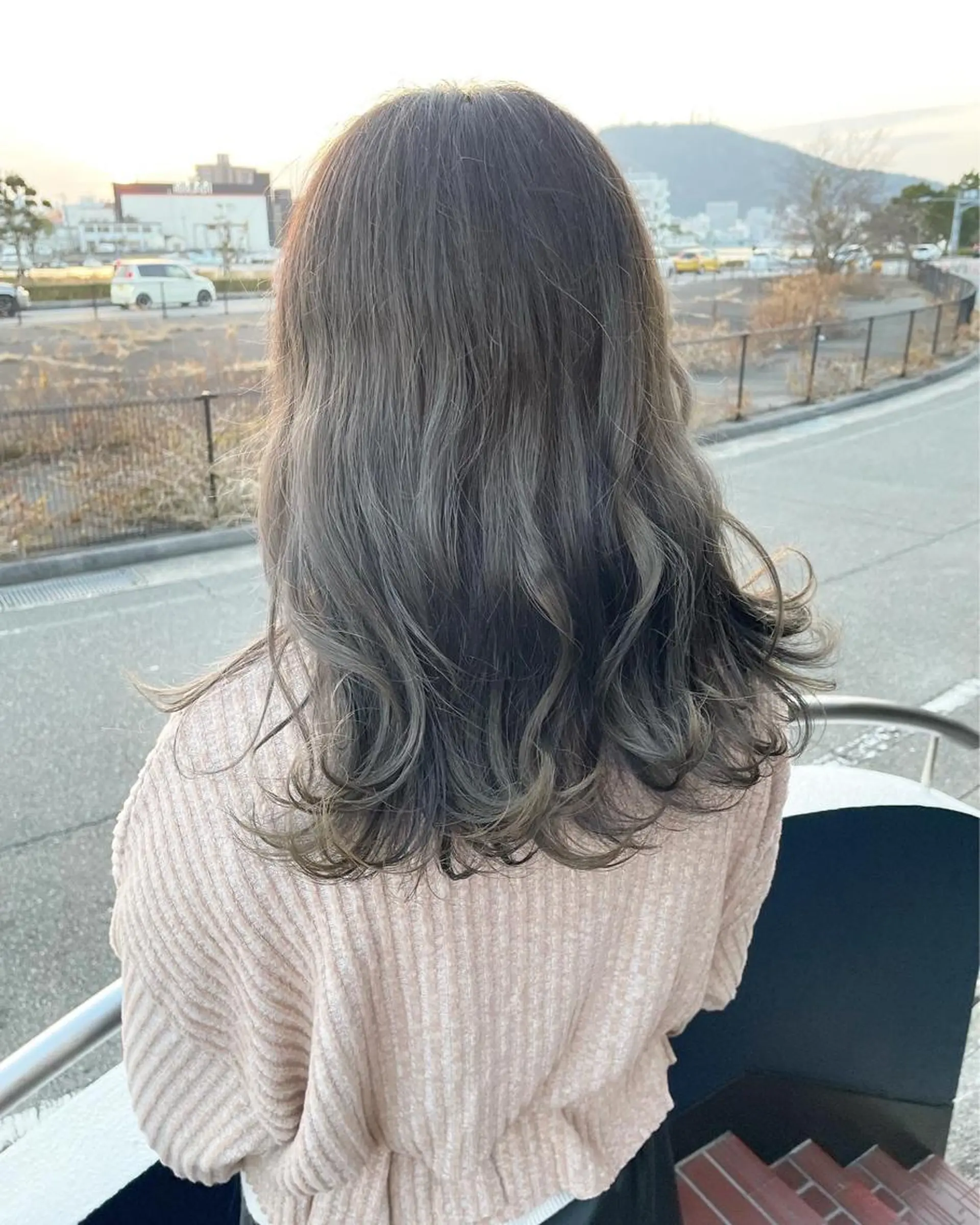 セミロング カラー ブリーチ グラデーションカラー グレージュ アイスグレージュ 大嶋 宏隆のヘアスタイル