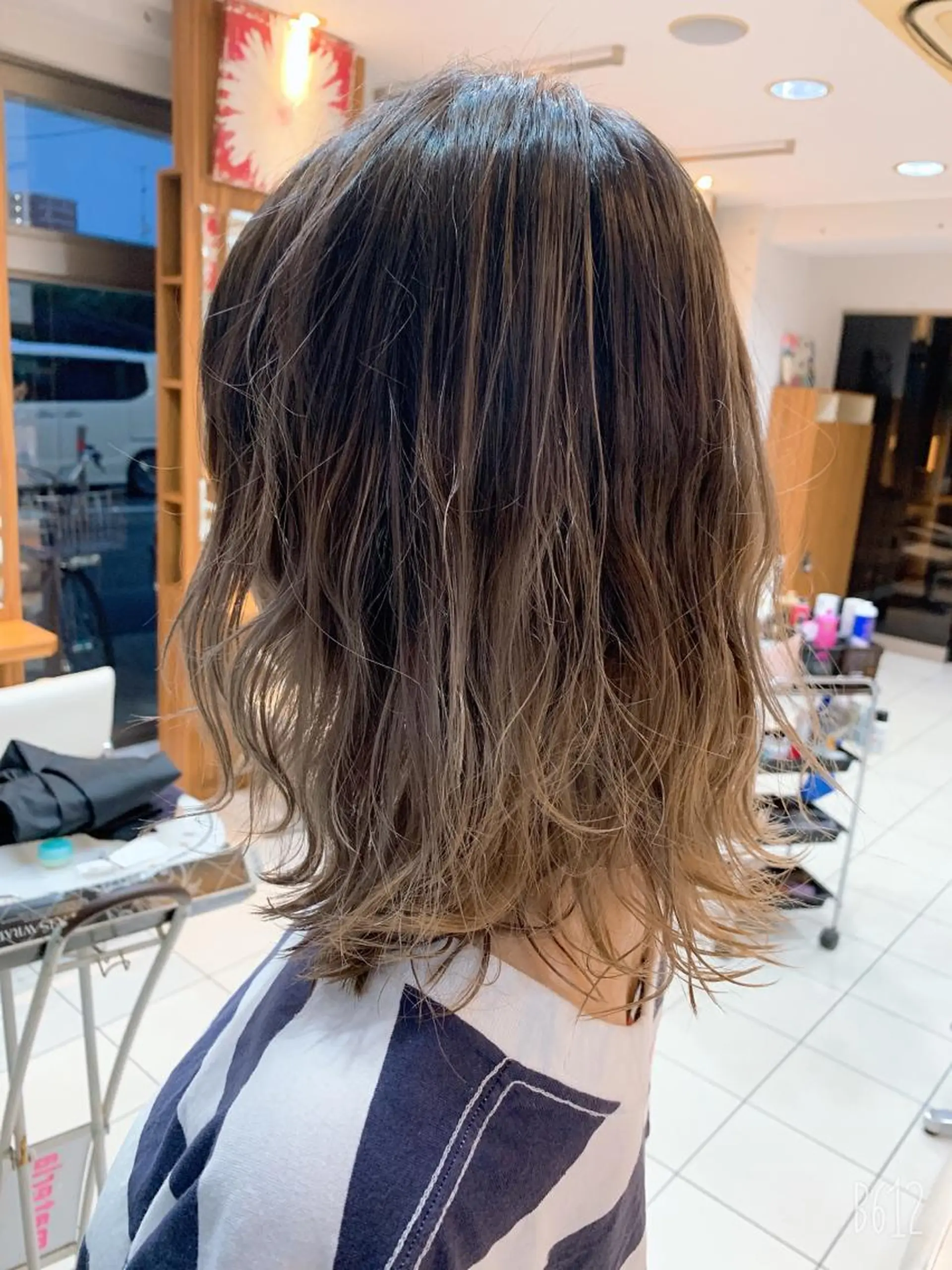 ミディアム カラー グレージュ 白髪ぼかしハイライト 柳川拓哉のヘアスタイル