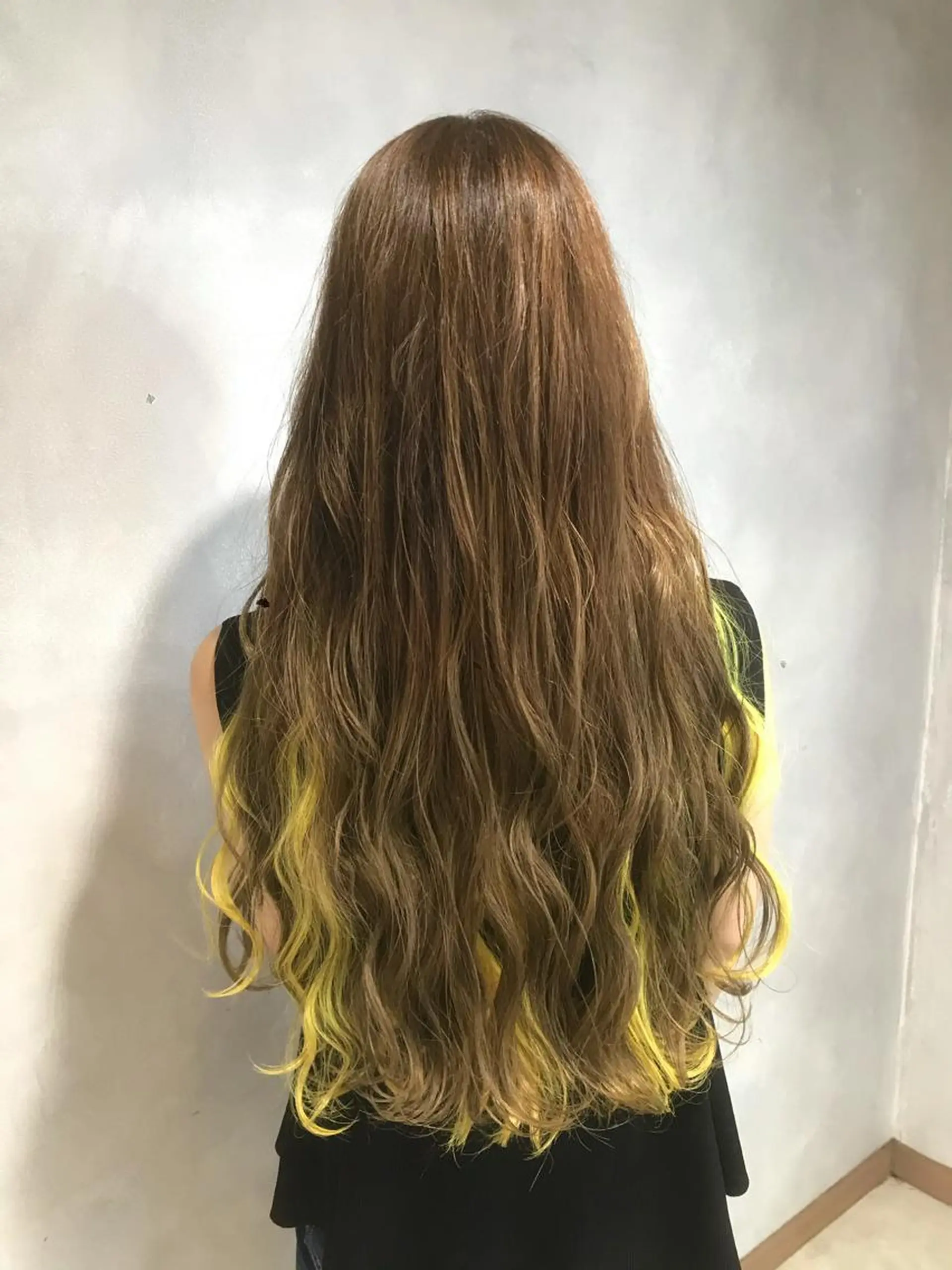 ロング カラー ベージュカラー ブリーチ インナーカラー イエローカラー ヘアカラー ブリーチカラー☆ 再生トリートメントのヘアスタイル