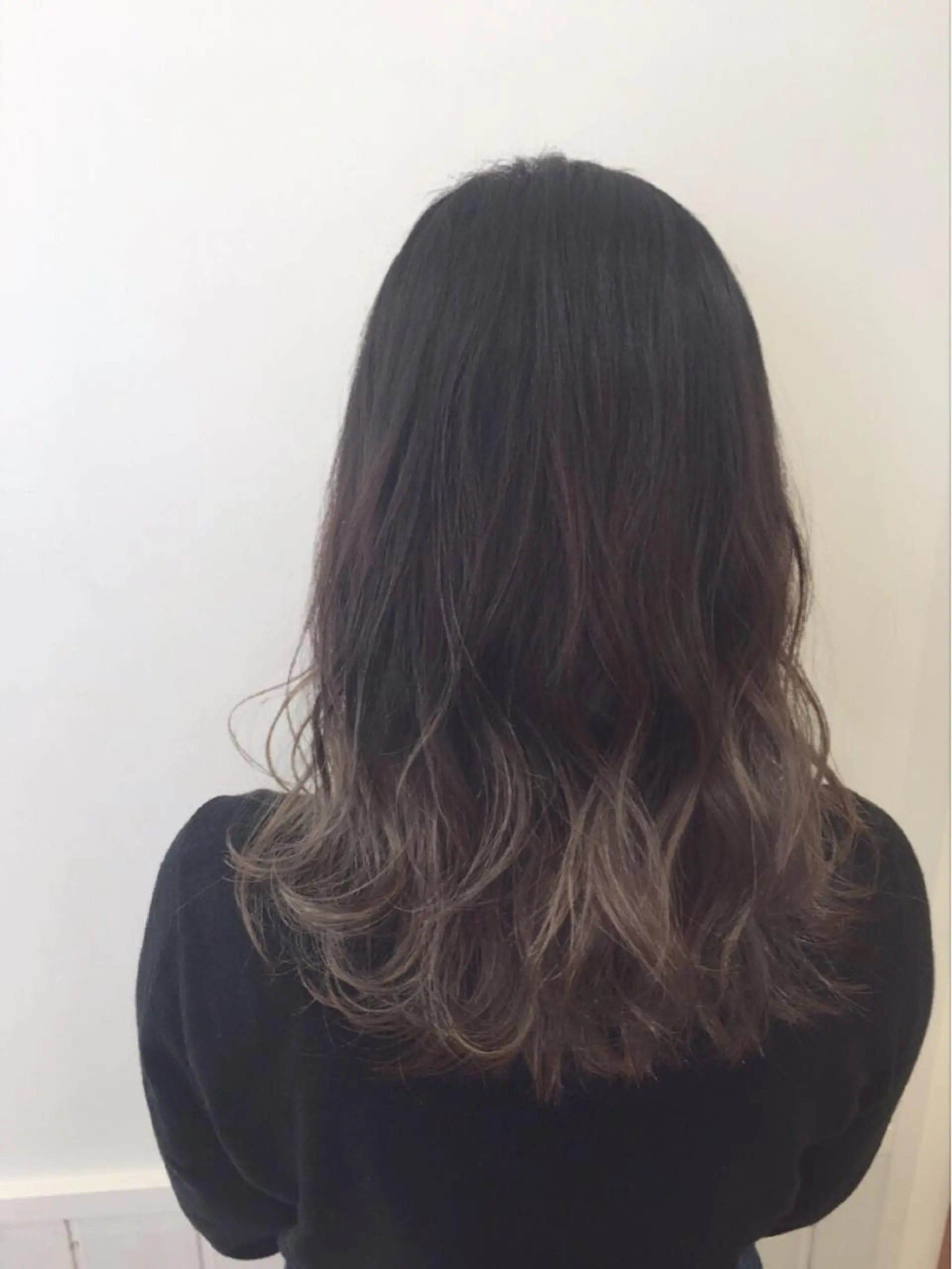 ミディアム カラー アッシュ ベージュカラー ブリーチ ダークアッシュ グラデーションカラー カット ヘアカラー トリートメント ぱつっとボブ/ 小野あかねのヘアスタイル