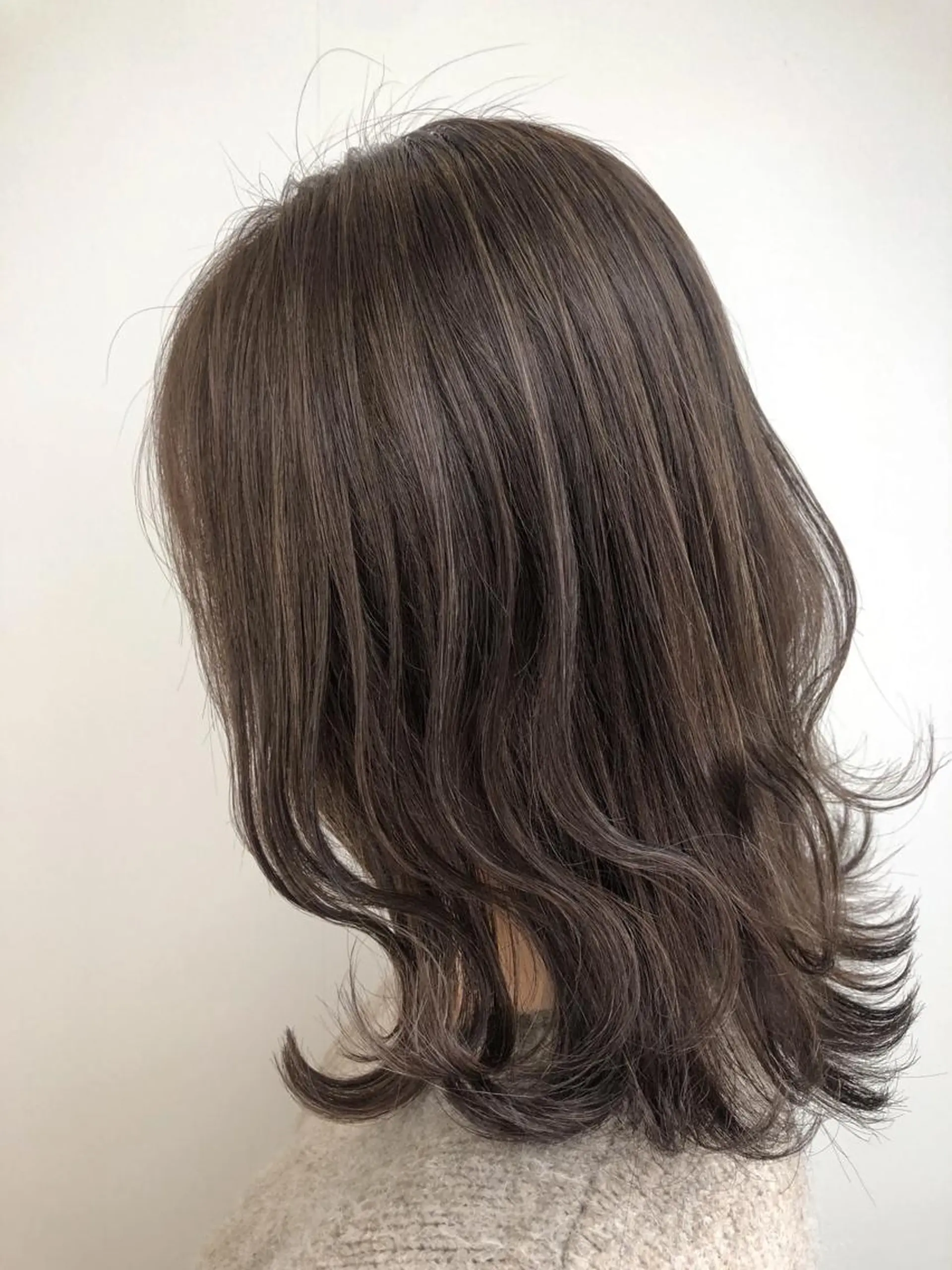 セミロング カラー アッシュ ハイライトカラー オリーブアッシュ ハイライト 【透明感、艶髪】西村 有司のヘアスタイル