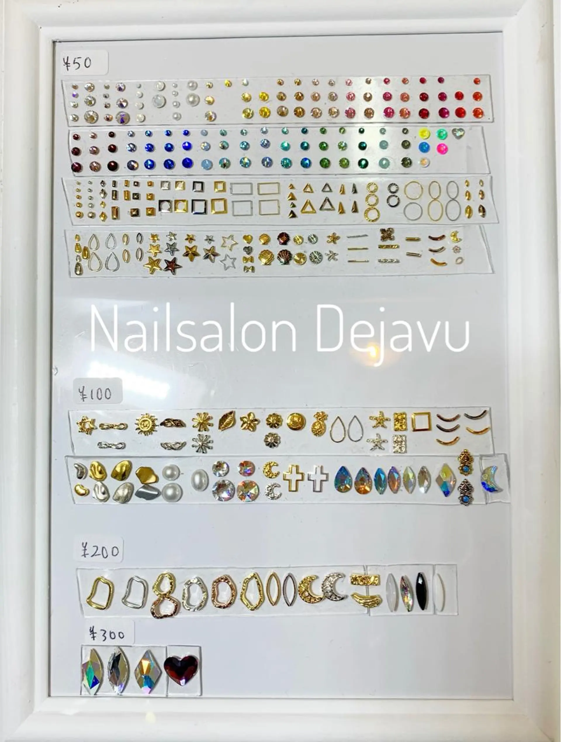 ネイル アートネイル ストーンネイル Dejavu所属・Nail salon Dejavu 🌿のネイルデザイン