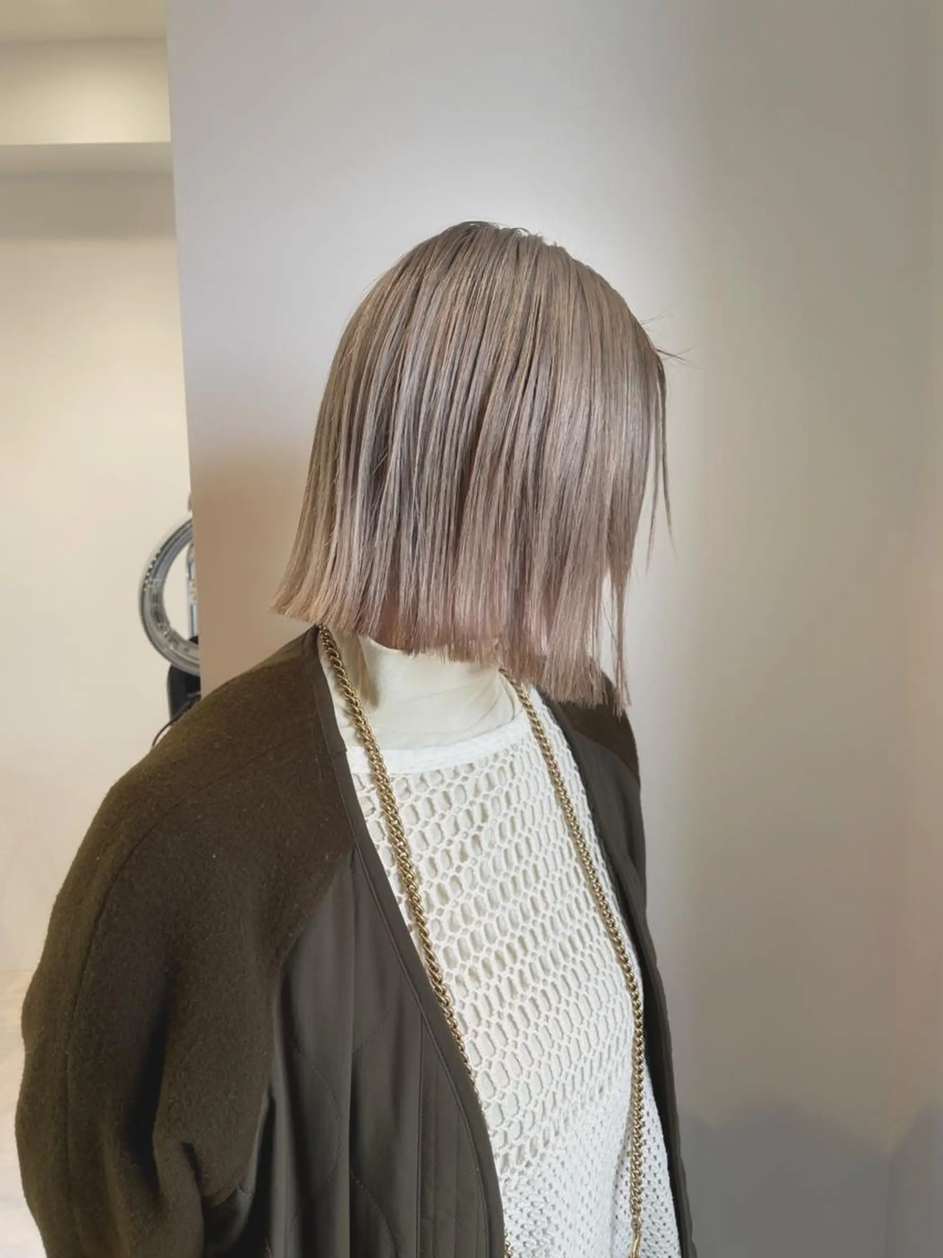 ショート カラー ベージュカラー ペールベージュ ボブ 外ハネヘア カット ヘアカラー トリートメント ヘアセット メンズ特化 パーマ/オザワのヘアスタイル