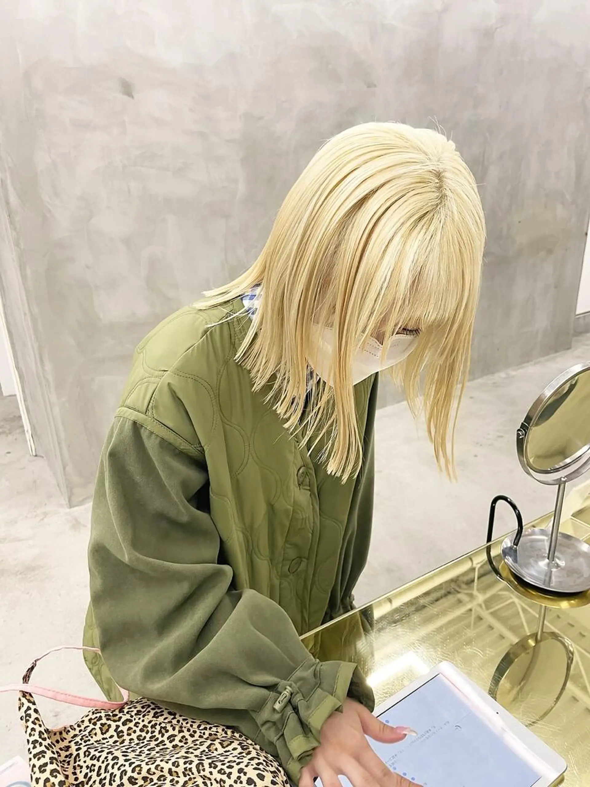 ミディアム カラー パーマ ヘアアレンジ メンズ ミディアムパーマ メンズバレイヤージュ メンズブリーチ センターパート フェードカット ヘアカラー トリートメント ハイトーン/レイヤー 🌸さくらのヘアスタイル