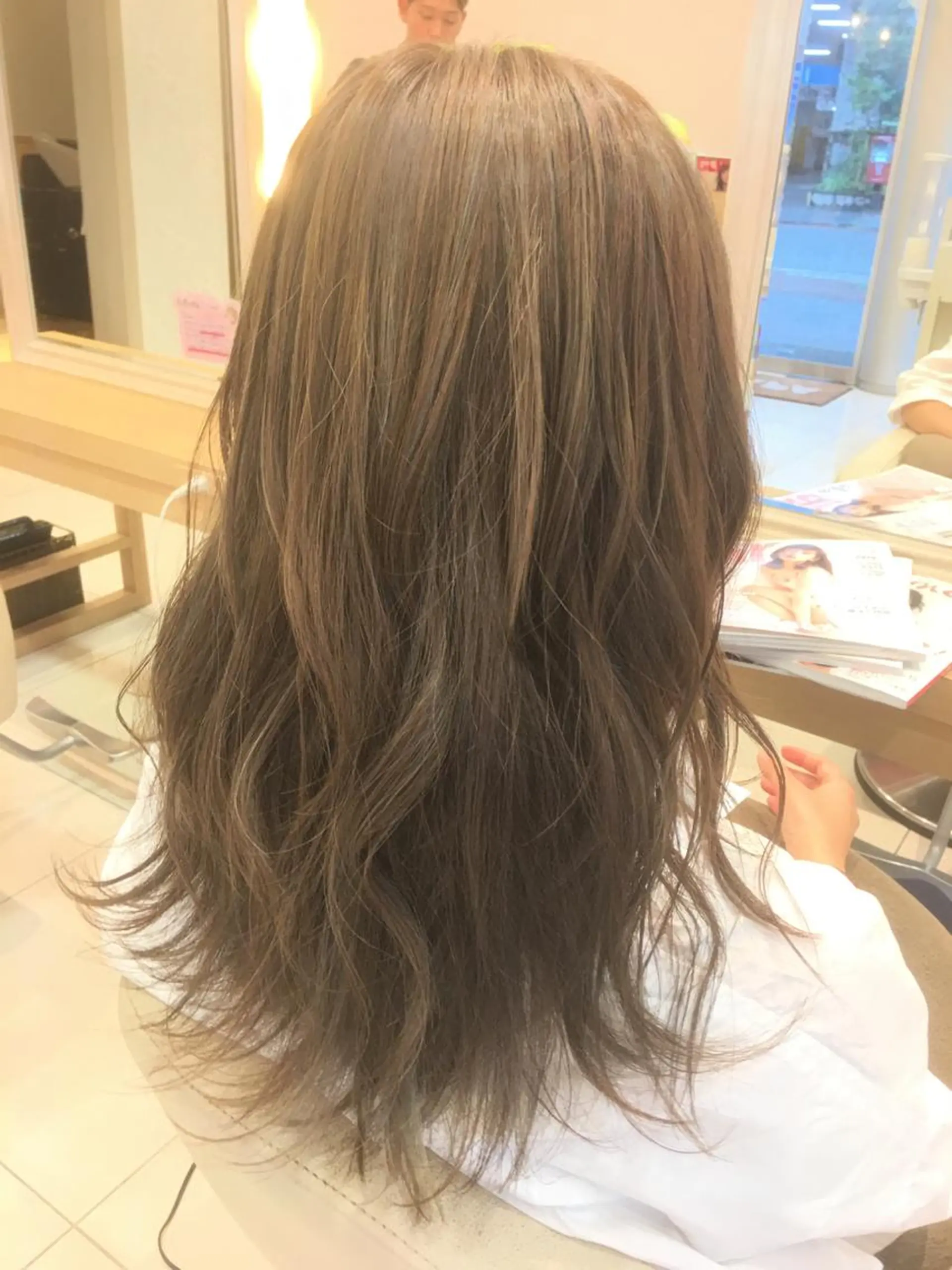セミロング カラー ベージュカラー ハイライトカラー ハイライト 小田原NO1 美容師 飯田飛翔のヘアスタイル