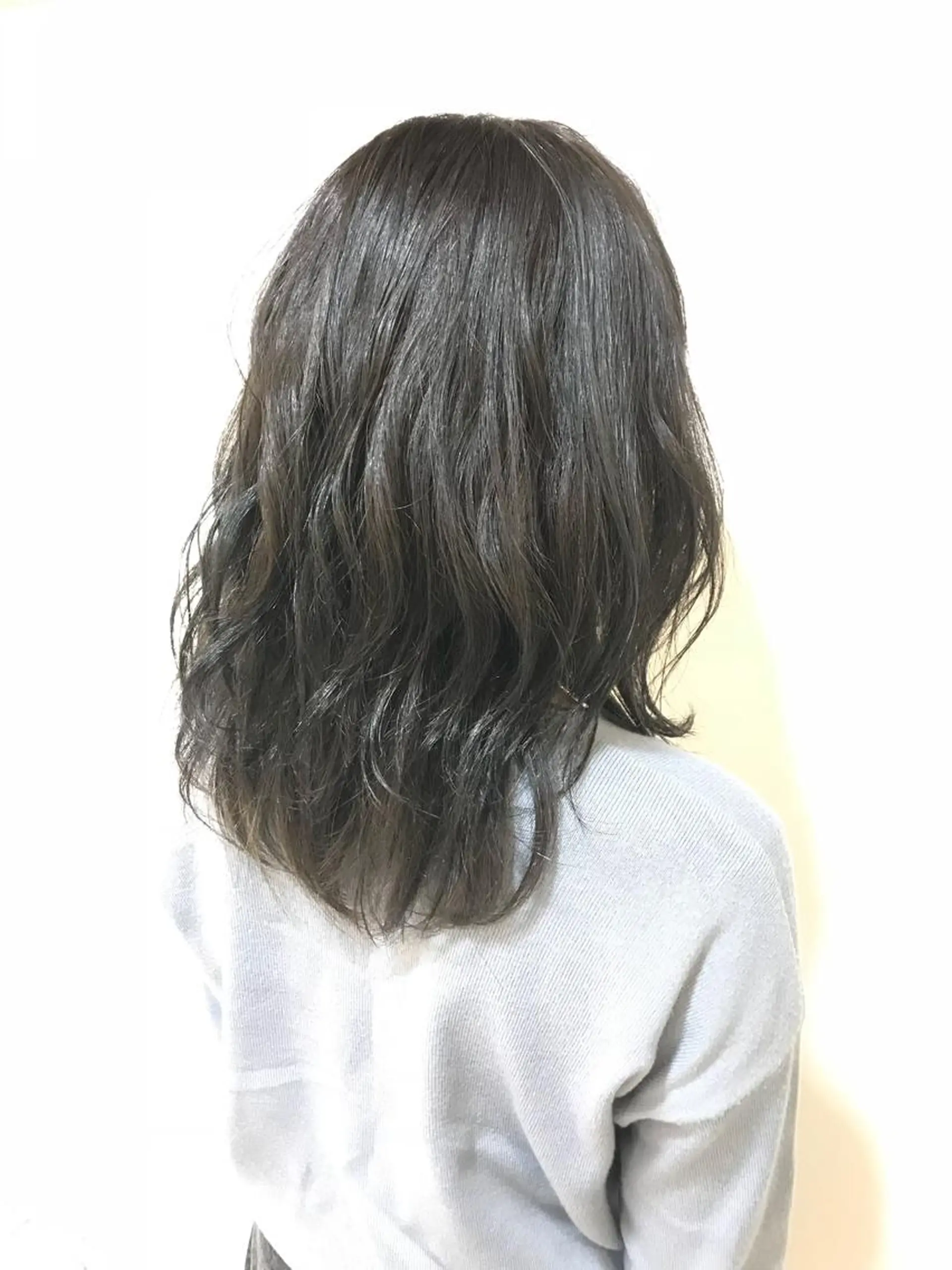 ミディアム カラー ダークグレー ダークグレージュ グレージュ イルミナカラー ヘアカラー トリートメント Miru by INCE HAIRのヘアスタイル