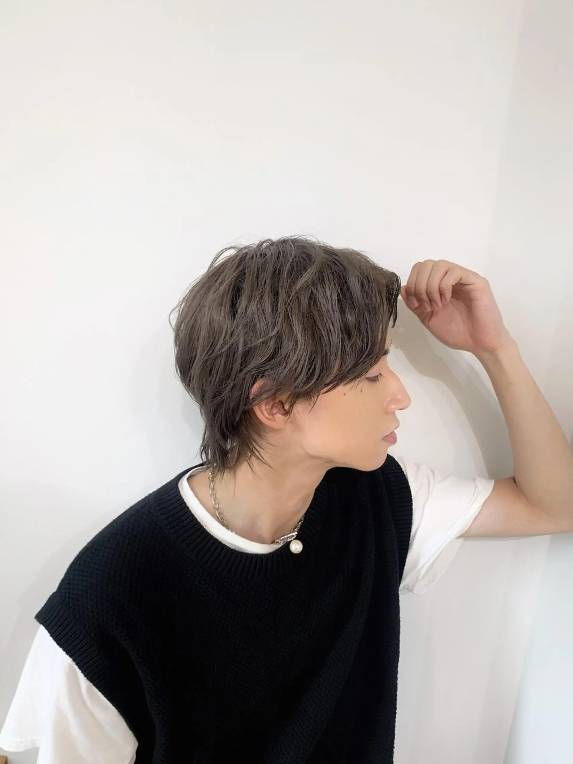 ミディアム カラー パーマ メンズ ミディアムパーマ メンズブリーチ センターパート フェードカット メンズハイライト メンズStylist 山根慧のヘアスタイル