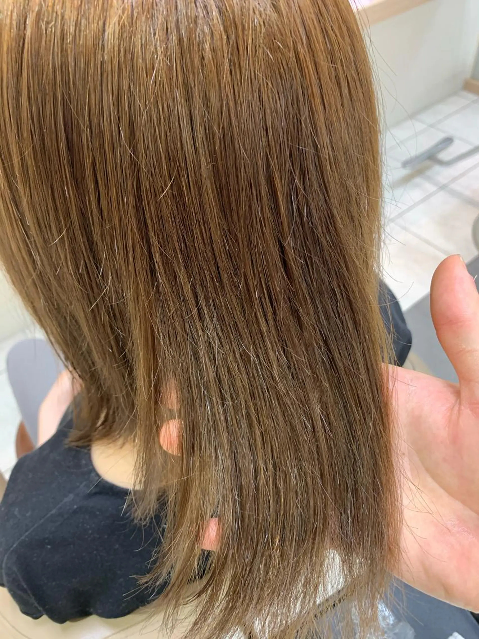 ミディアム 鮮やかカラーと艶髪 美容師を目指すモリーのヘアスタイル