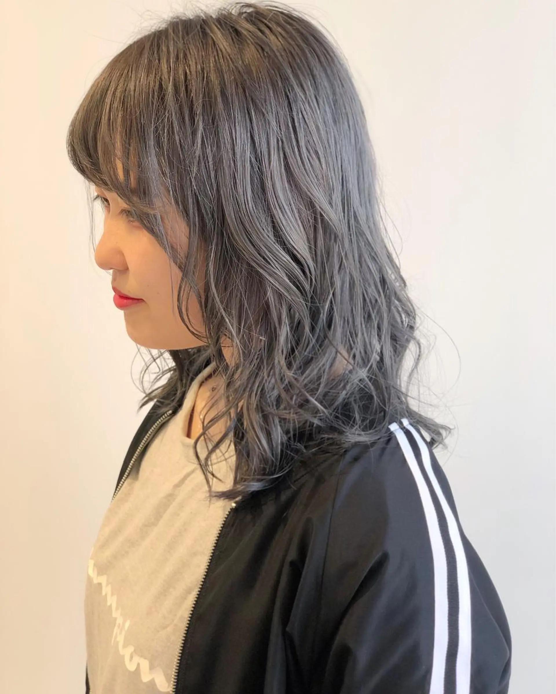 ミディアム カラー アッシュ シルバー シルバーアッシュ wカラー 指名No1かけるのヘアスタイル