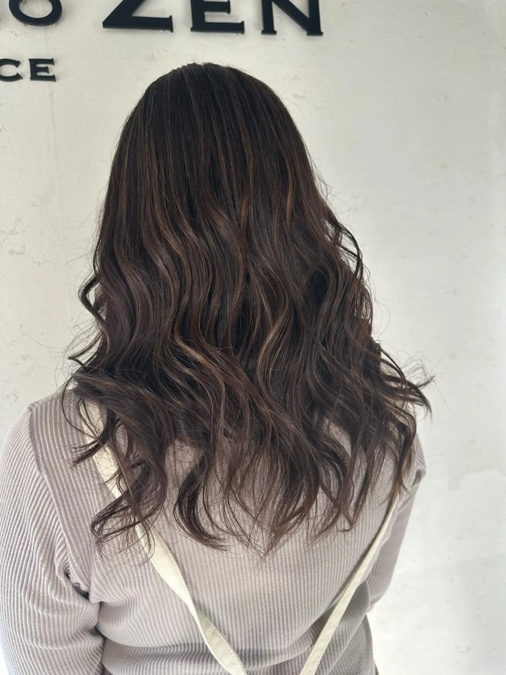 ロング カラー お団子ヘア アッシュ バレイヤージュ ブルーカラー ダークアッシュ うる艶カラー美容師 ayumiのヘアスタイル