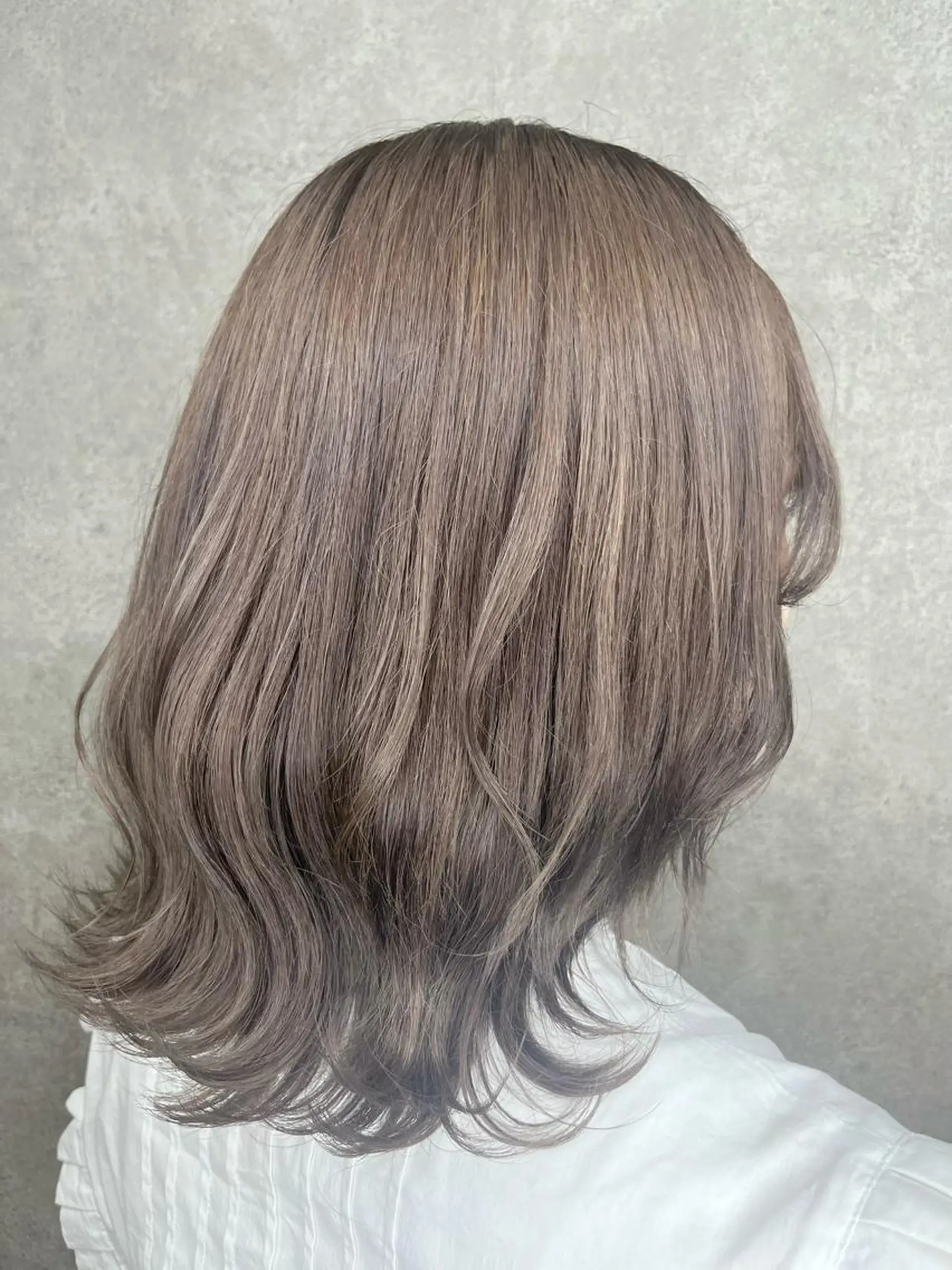 セミロング カラー ベージュカラー ブリーチ ミルクティーベージュ ピンクカラー 山口 詩織のヘアスタイル