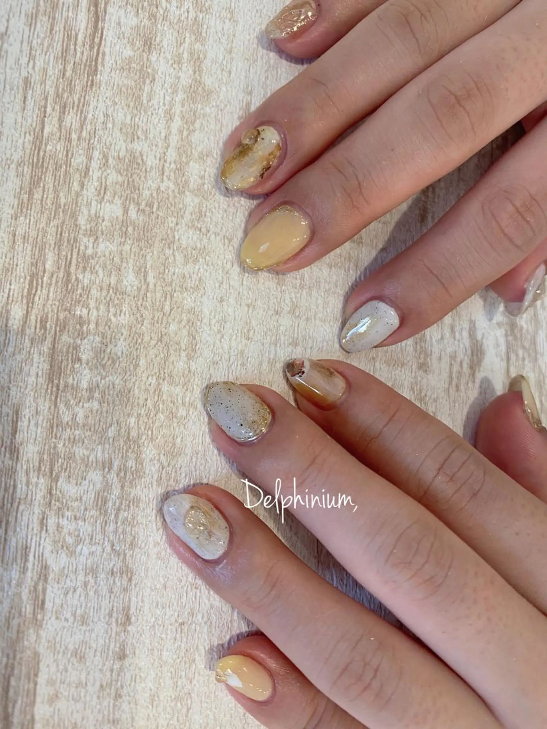 ネイル ニュアンスネイル 黄色 ハンドネイル 岡本 友恵のネイルデザイン