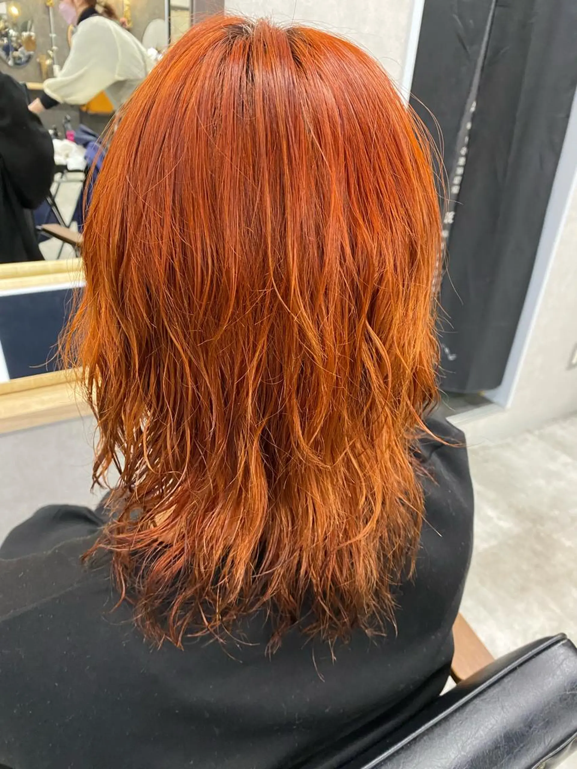 ミディアム カラー オレンジ ウルフカット SHOTA 大人ショートのヘアスタイル