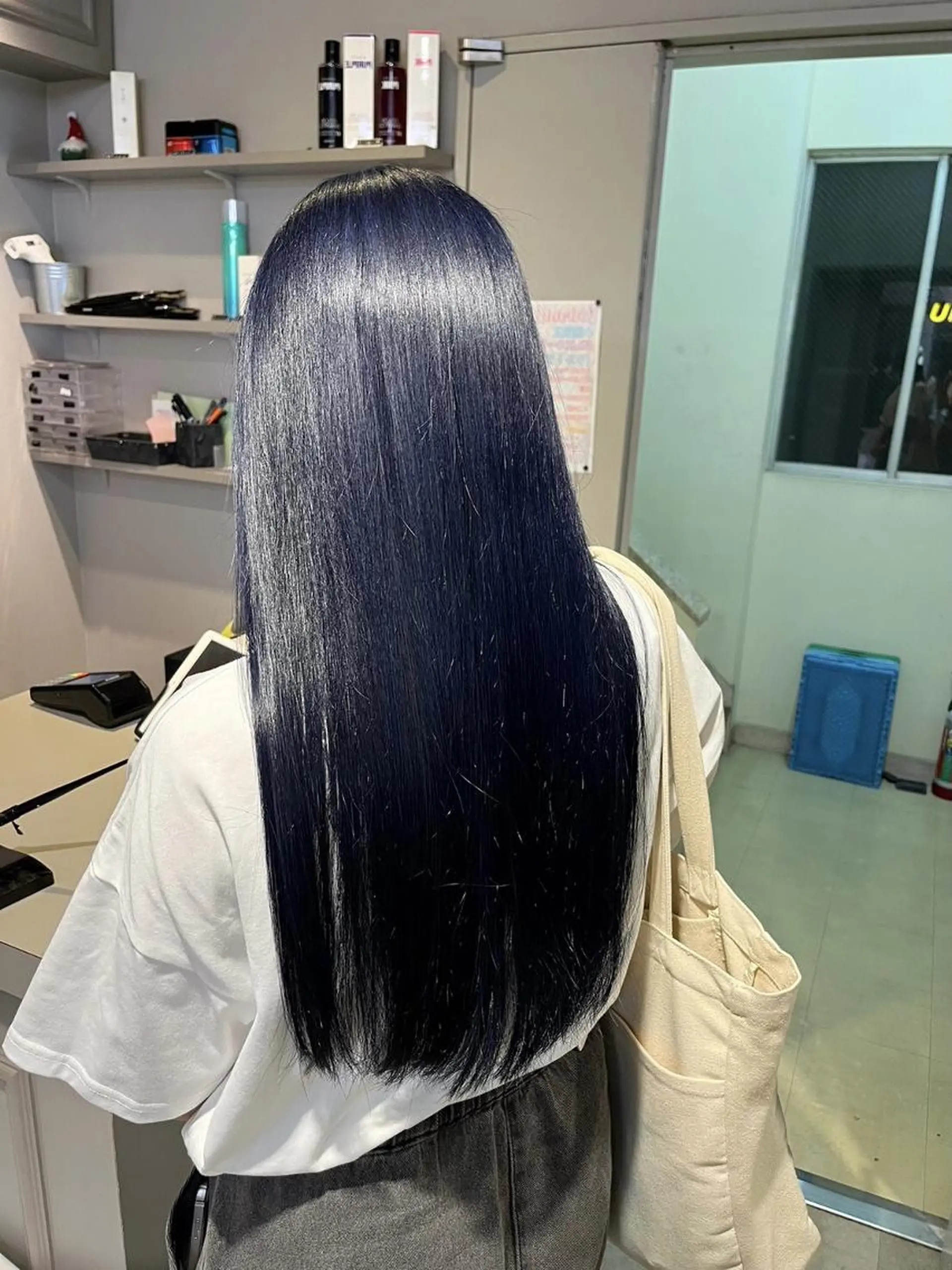 セミロング ヘアカラー トリートメント 🤍ハイトーン寒色 🤍MADOKAのヘアスタイル
