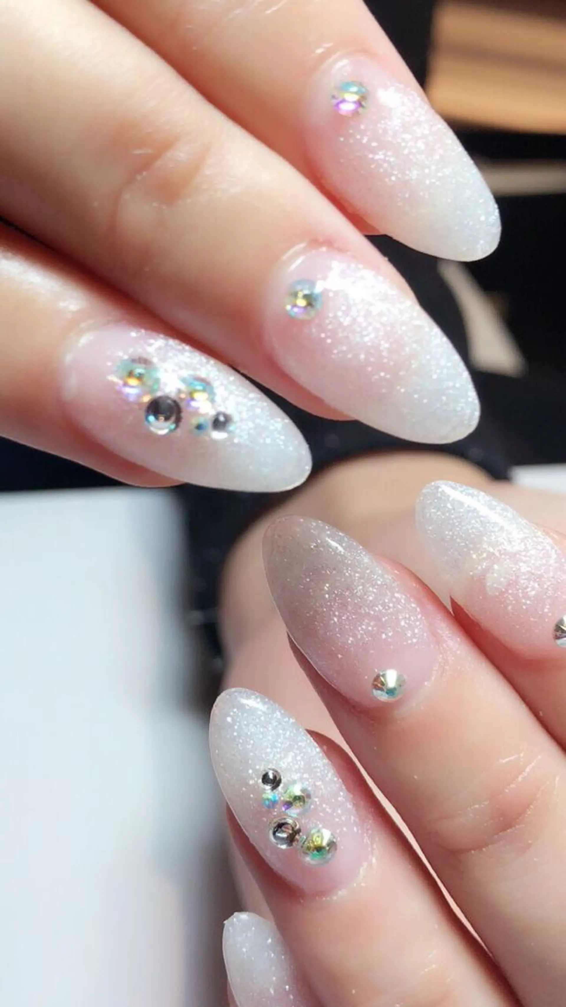 ネイル グラデーション ラメ(グリッター) ラメグラデーション スカルプネイル ストーンネイル アクアライズ所属・アクア ライズのネイルデザイン
