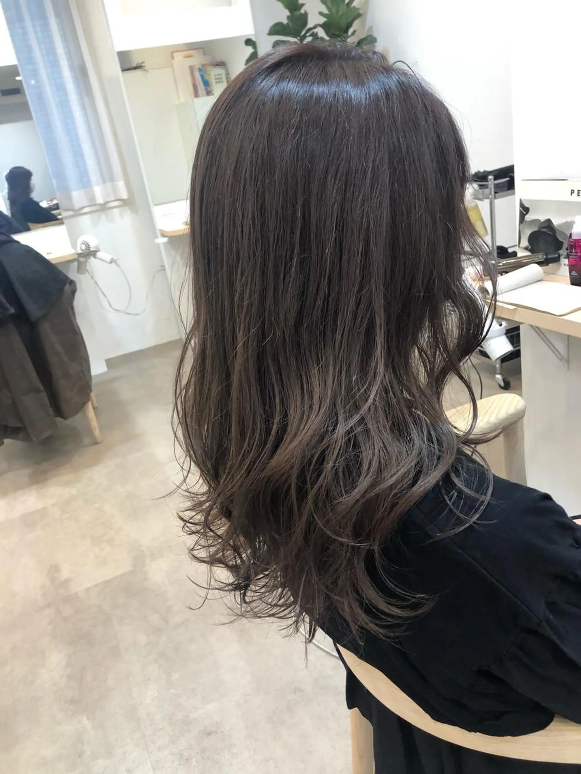 ロング カラー グレージュ 大迫 江梨のヘアスタイル