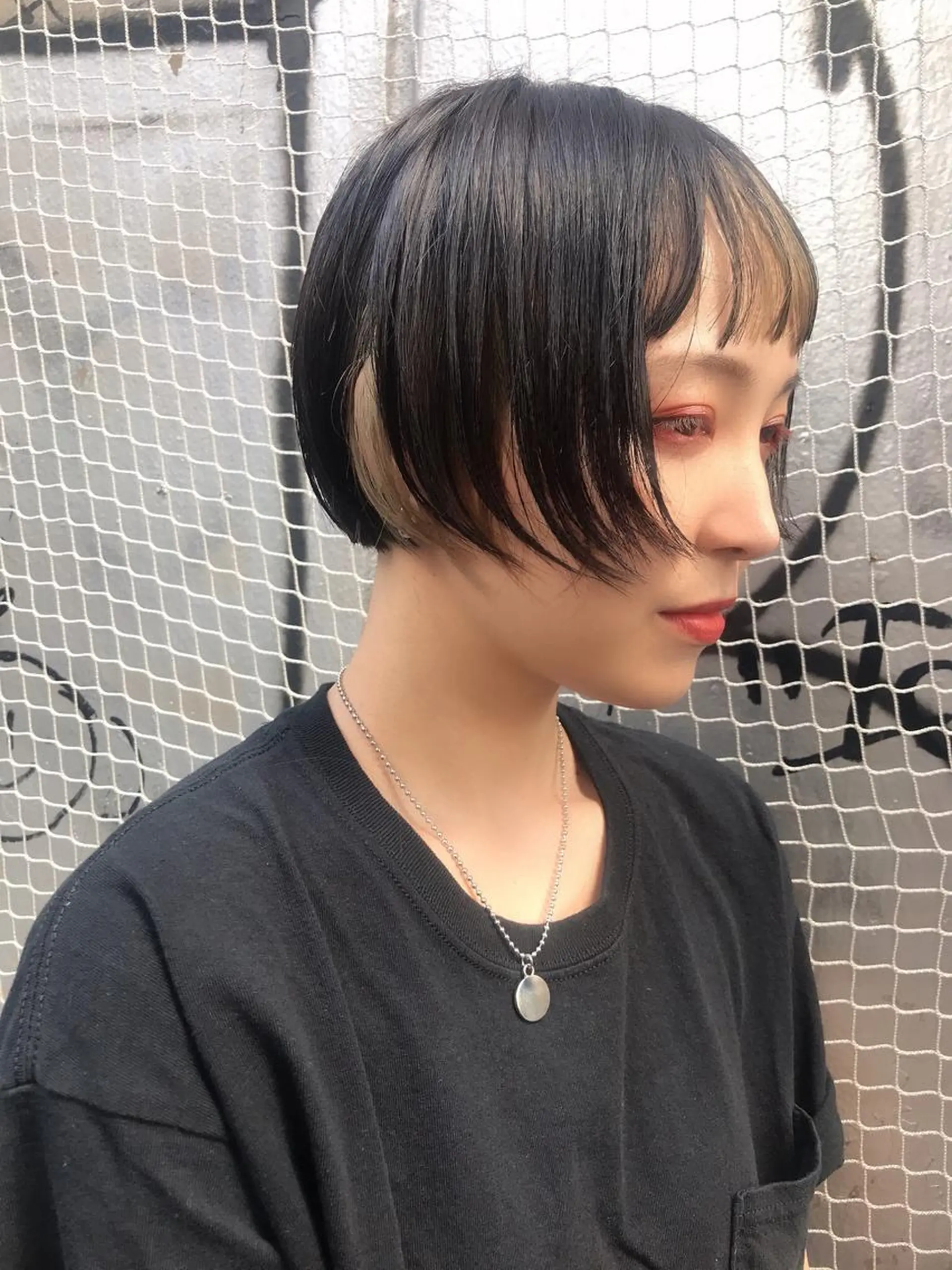 ミディアム カラー イヤリングカラー ボブ ホワイト&レイヤーカ ットエクステ長畠俊輔のヘアスタイル