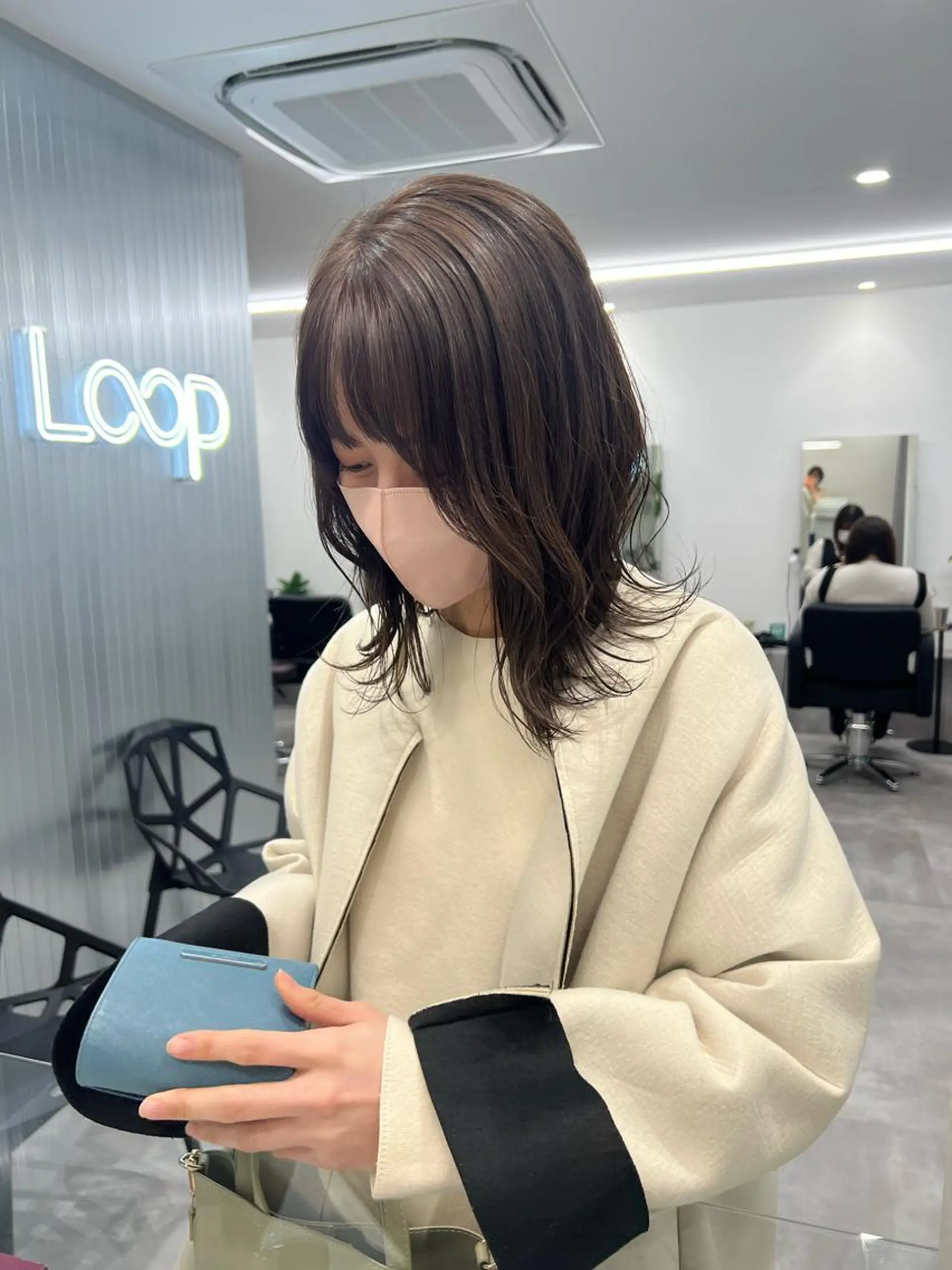 ミディアム カラー アッシュ アッシュグレー アッシュグレージュ ブリーチ 透明感カラー カット ヘアカラー トリートメント LOOP REMIのヘアスタイル