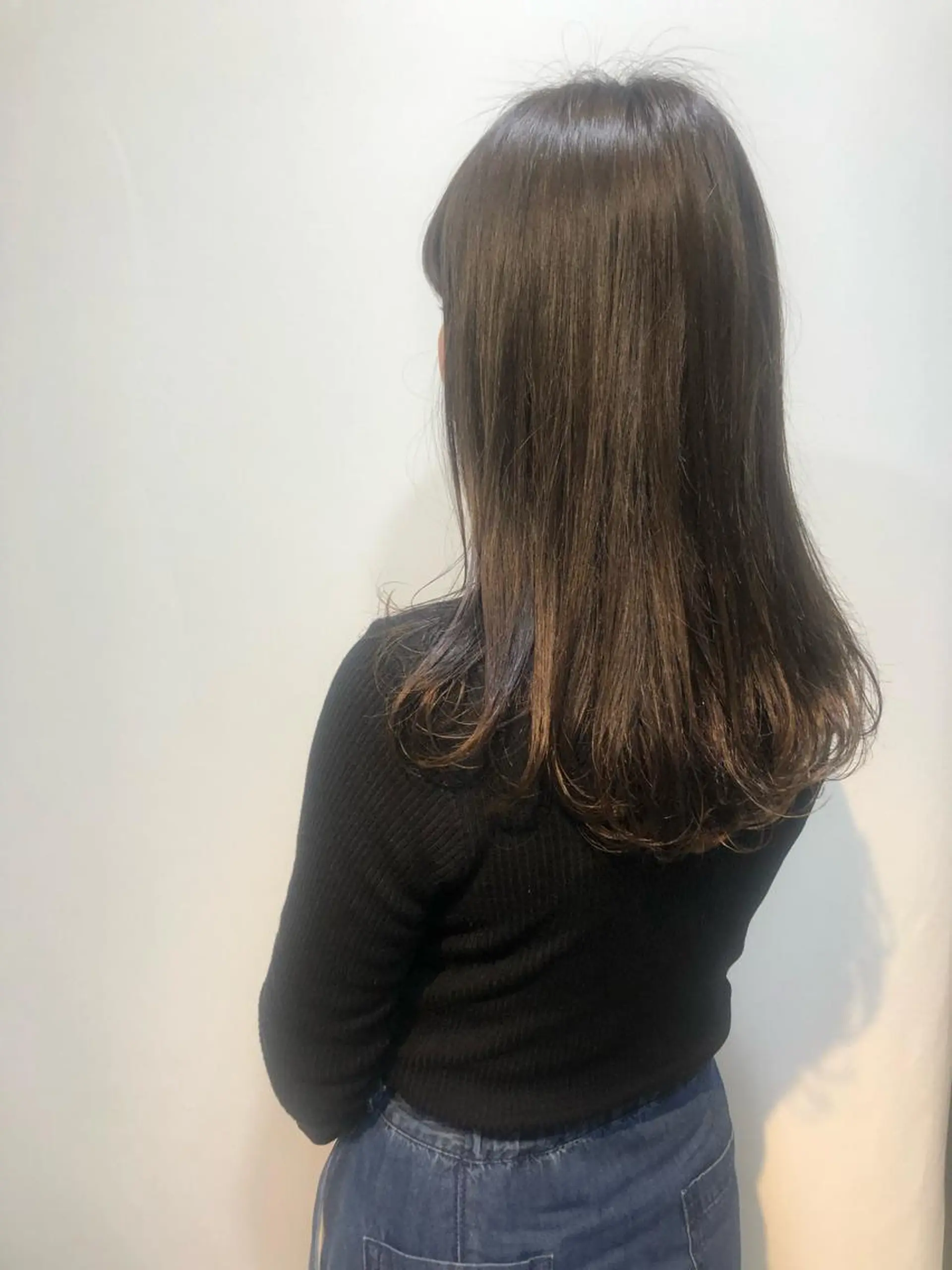 セミロング MIOベージュカラー 柔らかいカラーのヘアスタイル