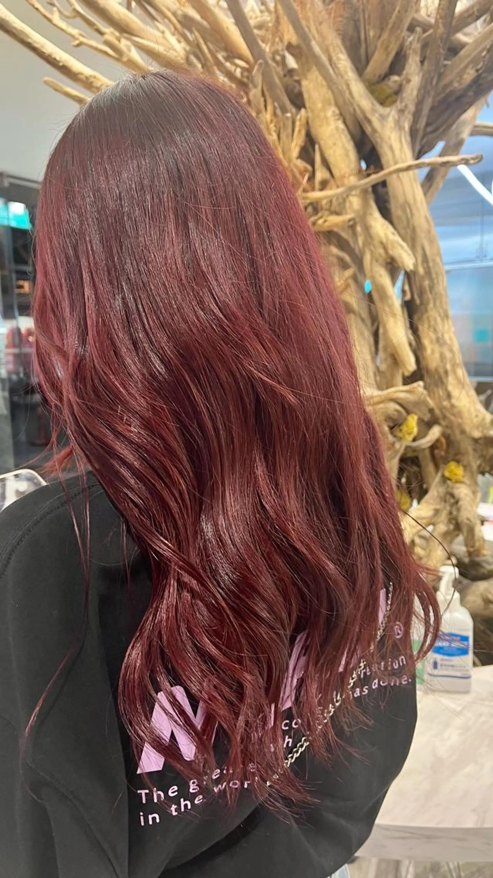 ロング カラー ヘアアレンジ ネイル カシス レッドカラー 赤色 ヘアカラー トリートメント mai🤍縮毛酸性ス トレート/アイリストのヘアスタイル