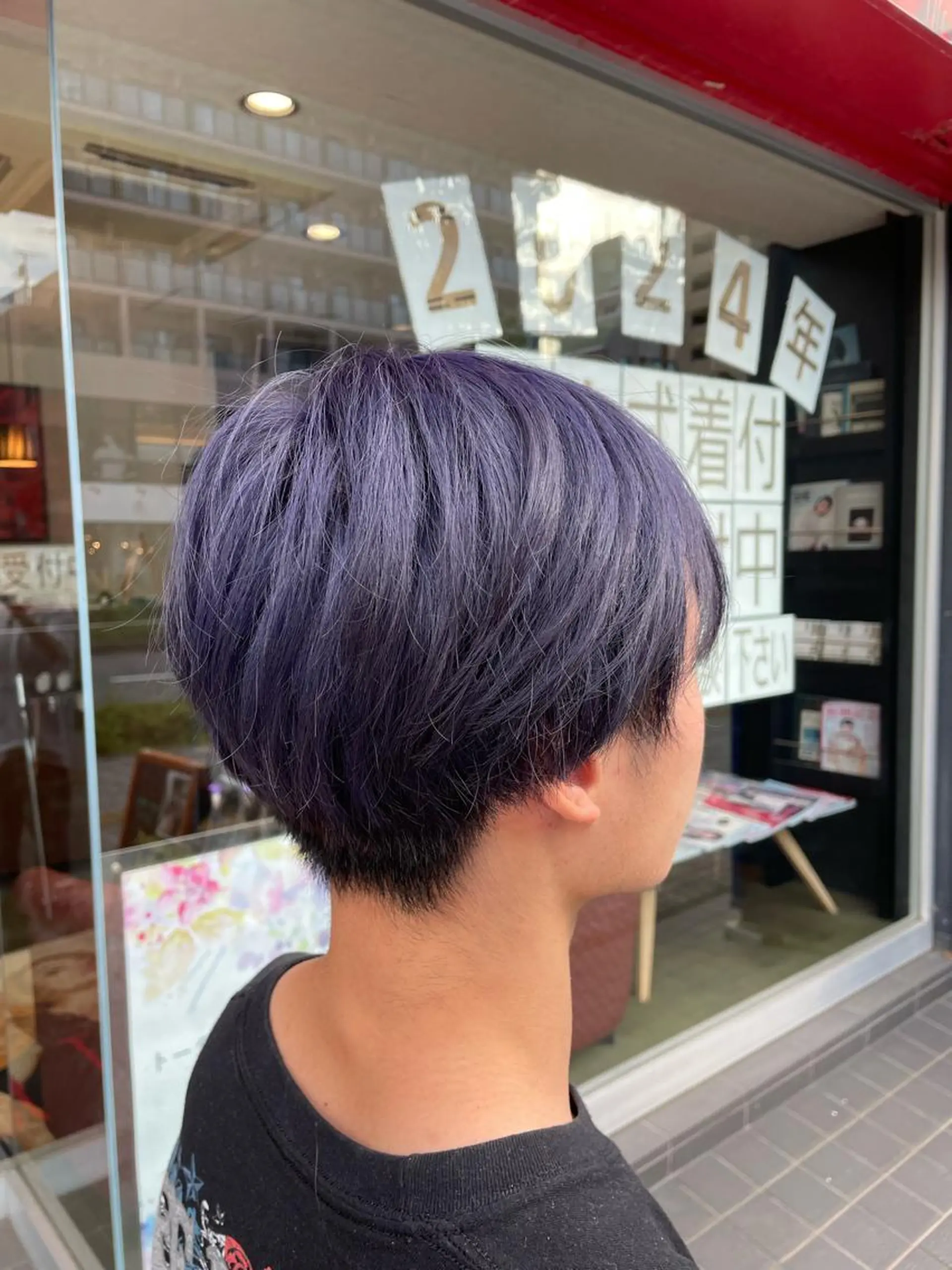 カラー ブリーチ ネイビーカラー シルバー ヘアカラー トリートメント 渡辺 広輝のヘアスタイル