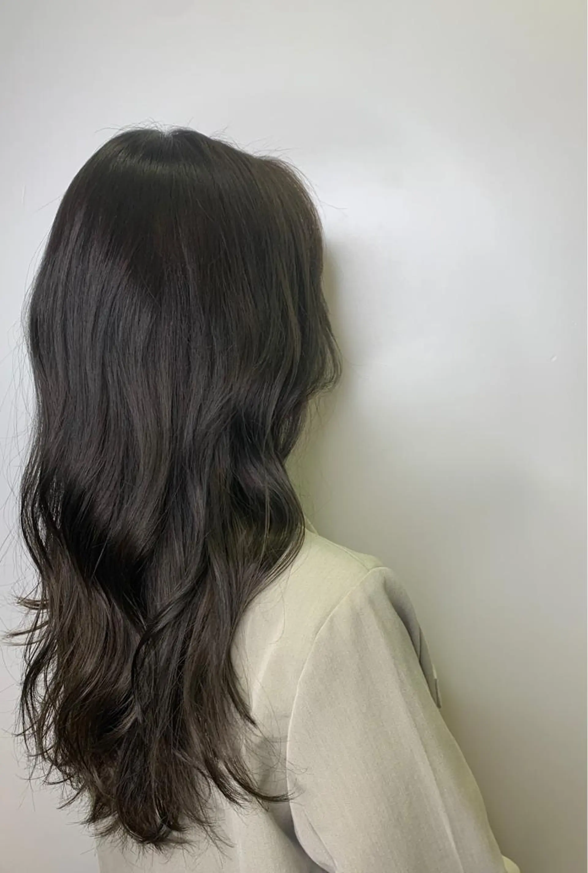 セミロング カラー アッシュ ベージュカラー 透明感カラー 🌟小顔レイヤー× 赤み消し透明感カラーのヘアスタイル