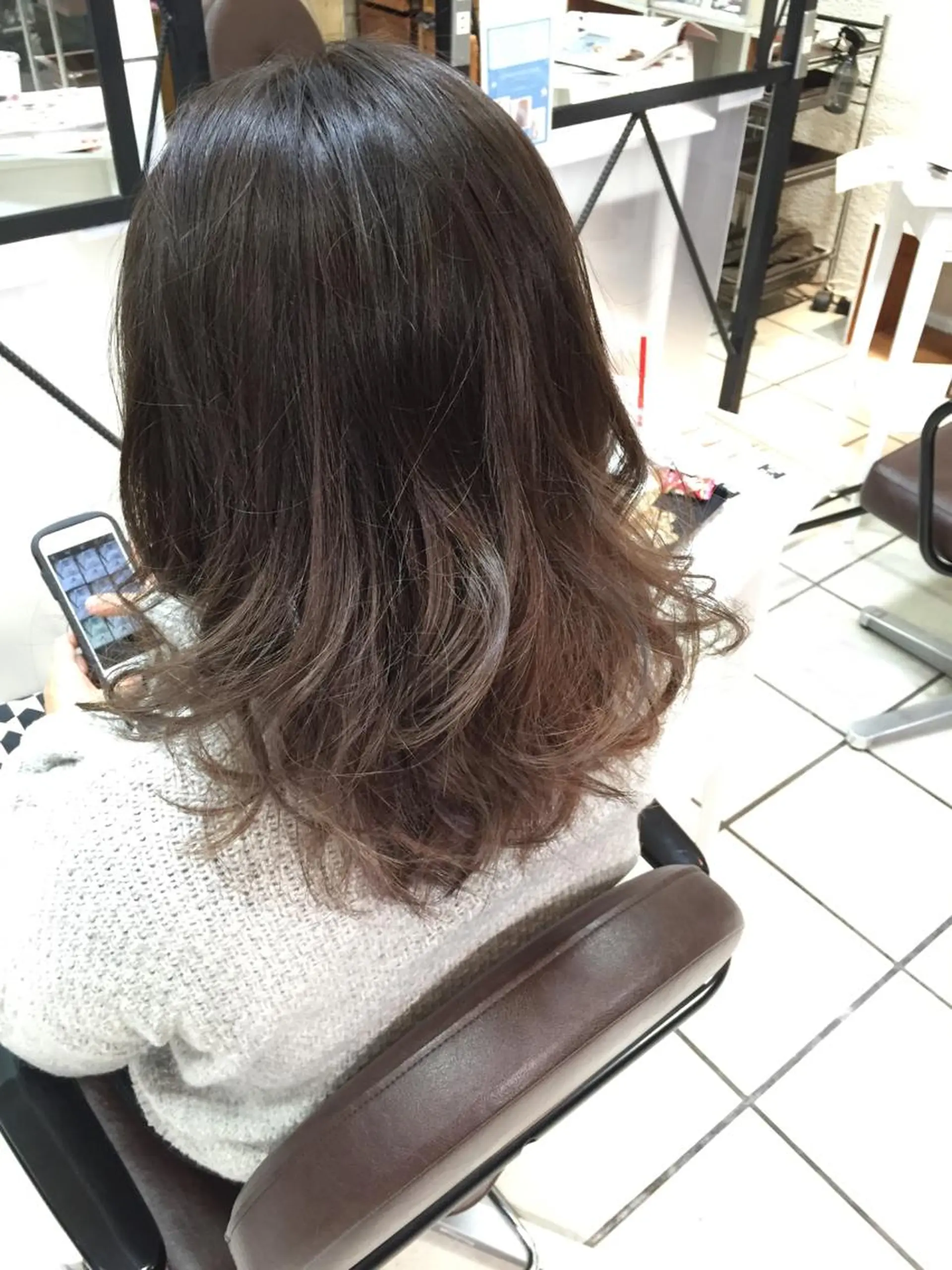 ミディアム セミロング カラー グラデーションカラー グレージュ 西村 達哉のヘアスタイル