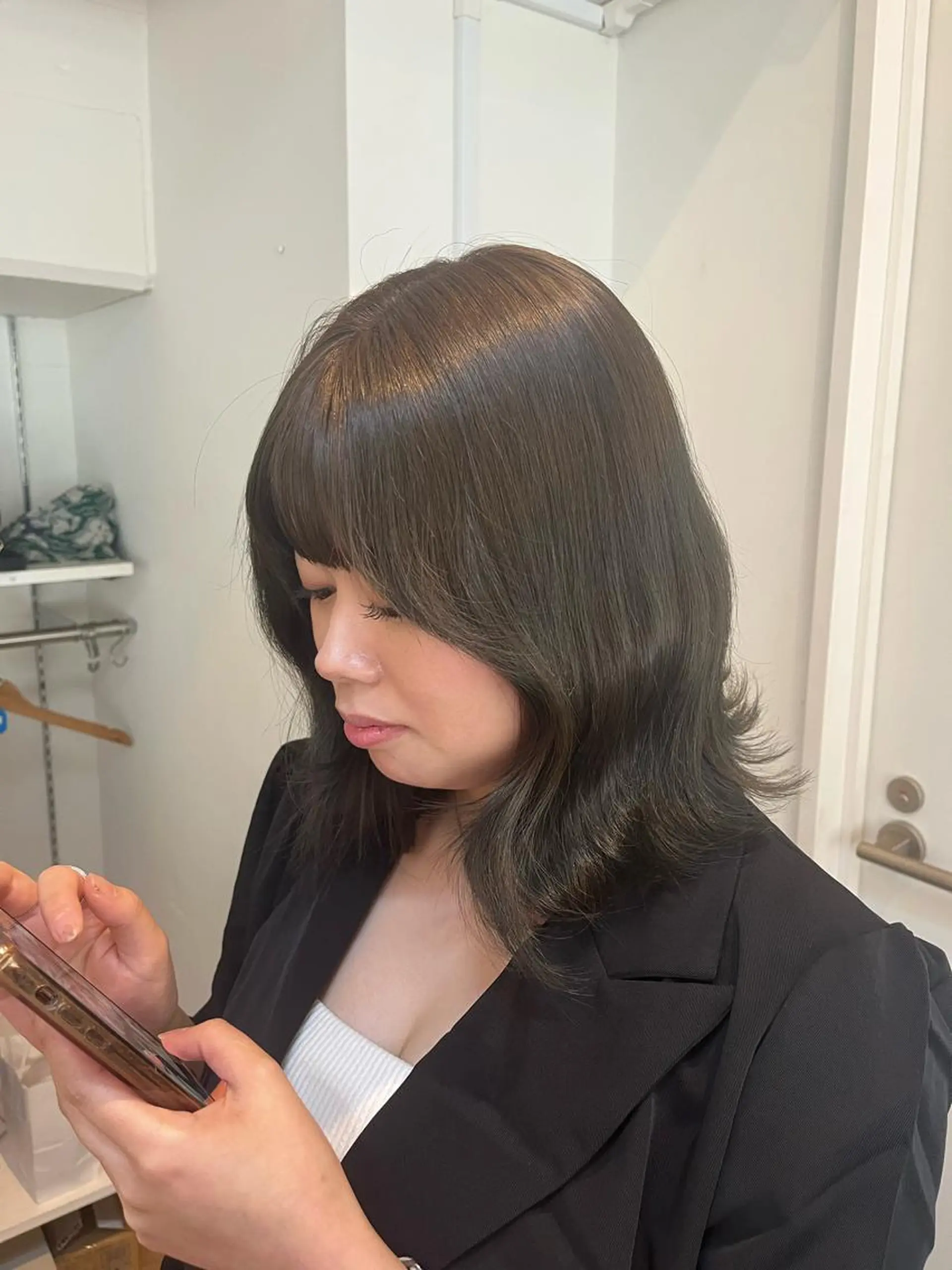 セミロング カラー オリーブカラー Airi 韓国y2k ボブパーマのヘアスタイル