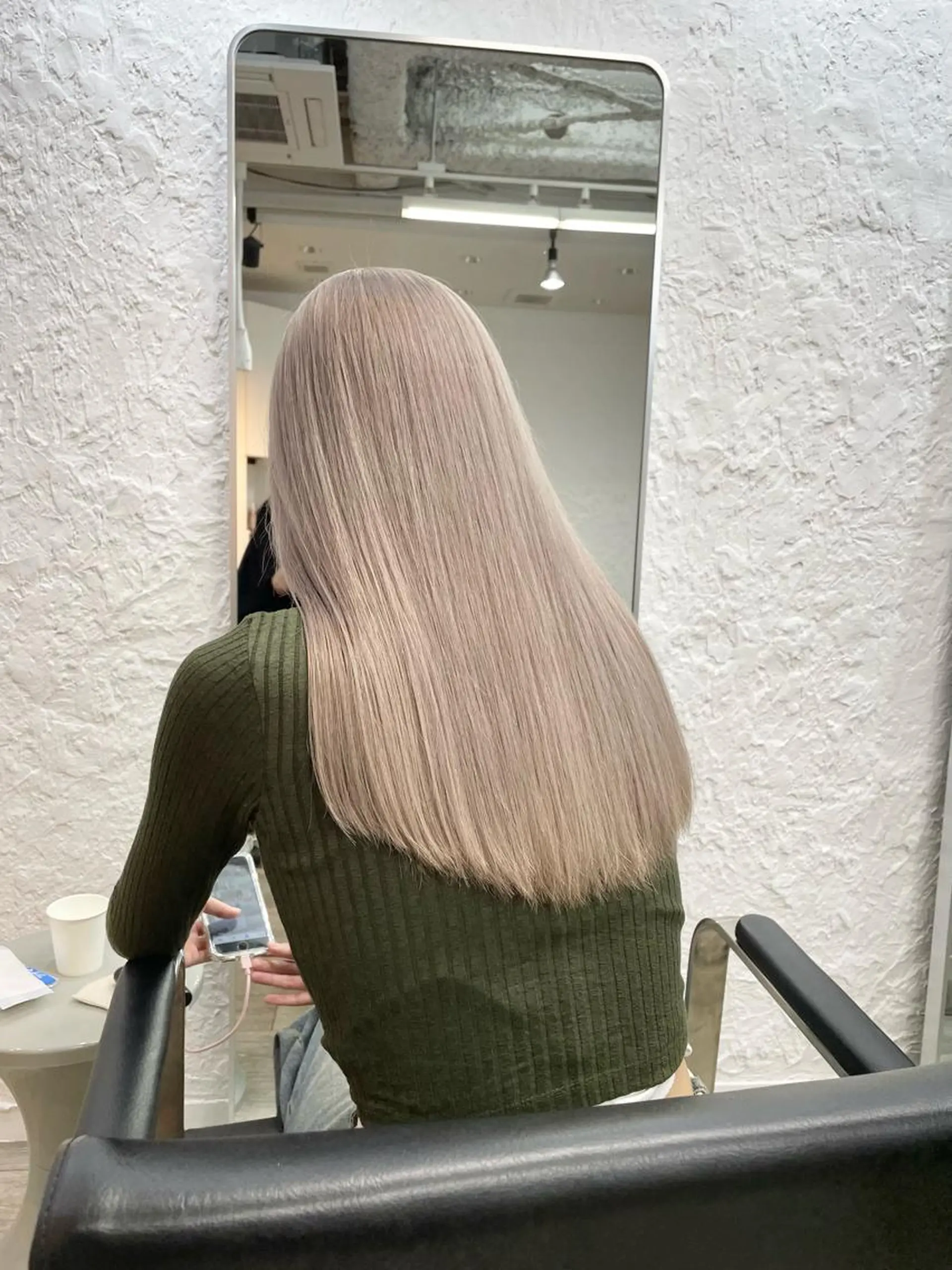 ロング カラー グレージュ シルバー ホワイトシルバー ヘアカラー トリートメント ヘアセット ハイトーン×レイヤー ／遠藤将太のヘアスタイル