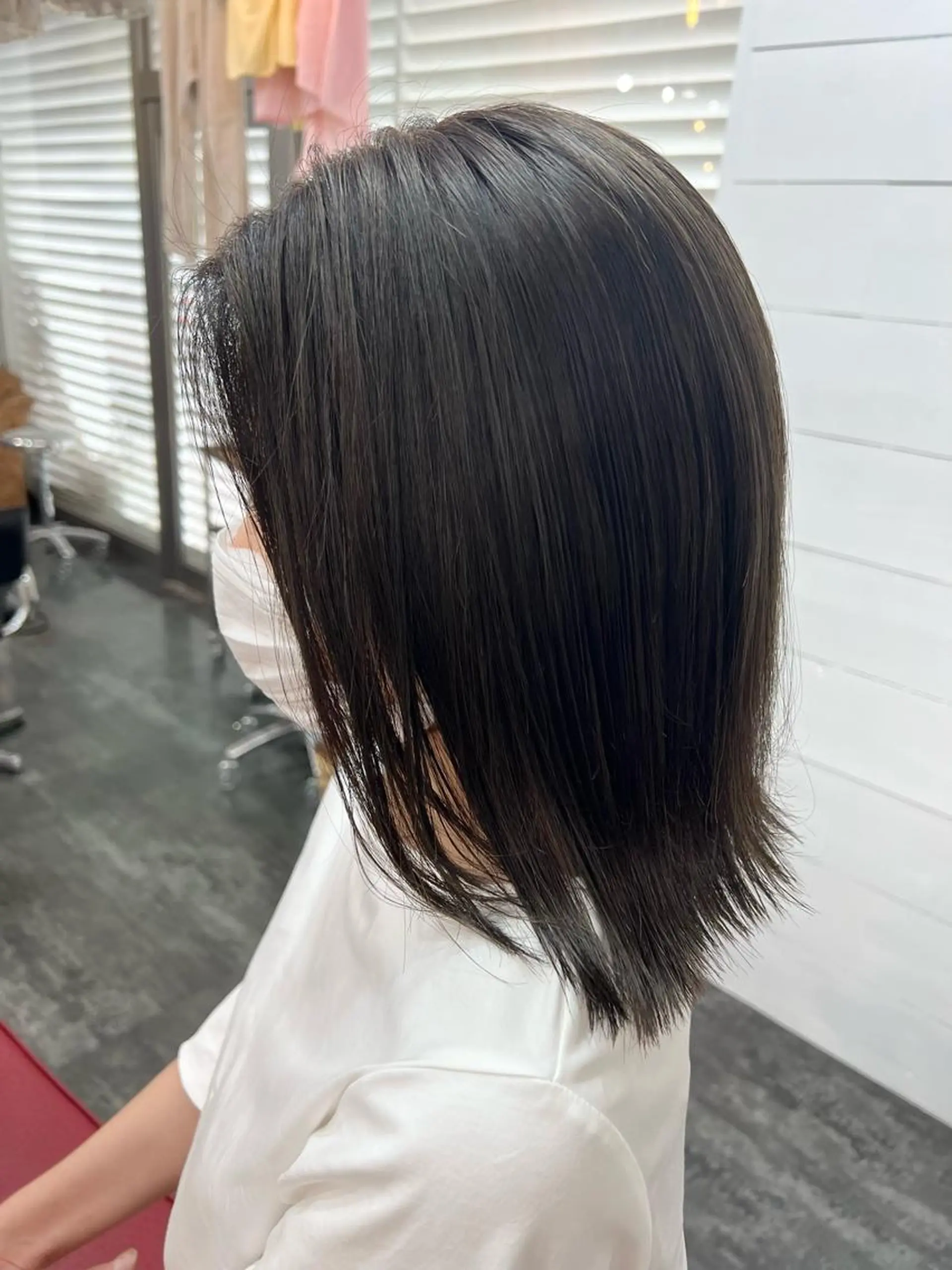 ミディアム カラー グレージュ ハイライトカラー オリーブグレージュ オリーブグレー ハイライト LOMARLIE JURIAのヘアスタイル