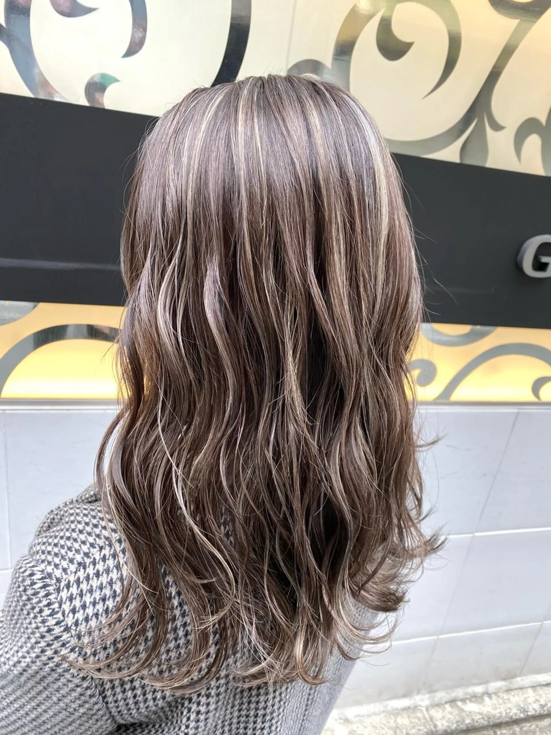 セミロング ハイライト ヘアカラー 岩尾 凪のヘアスタイル